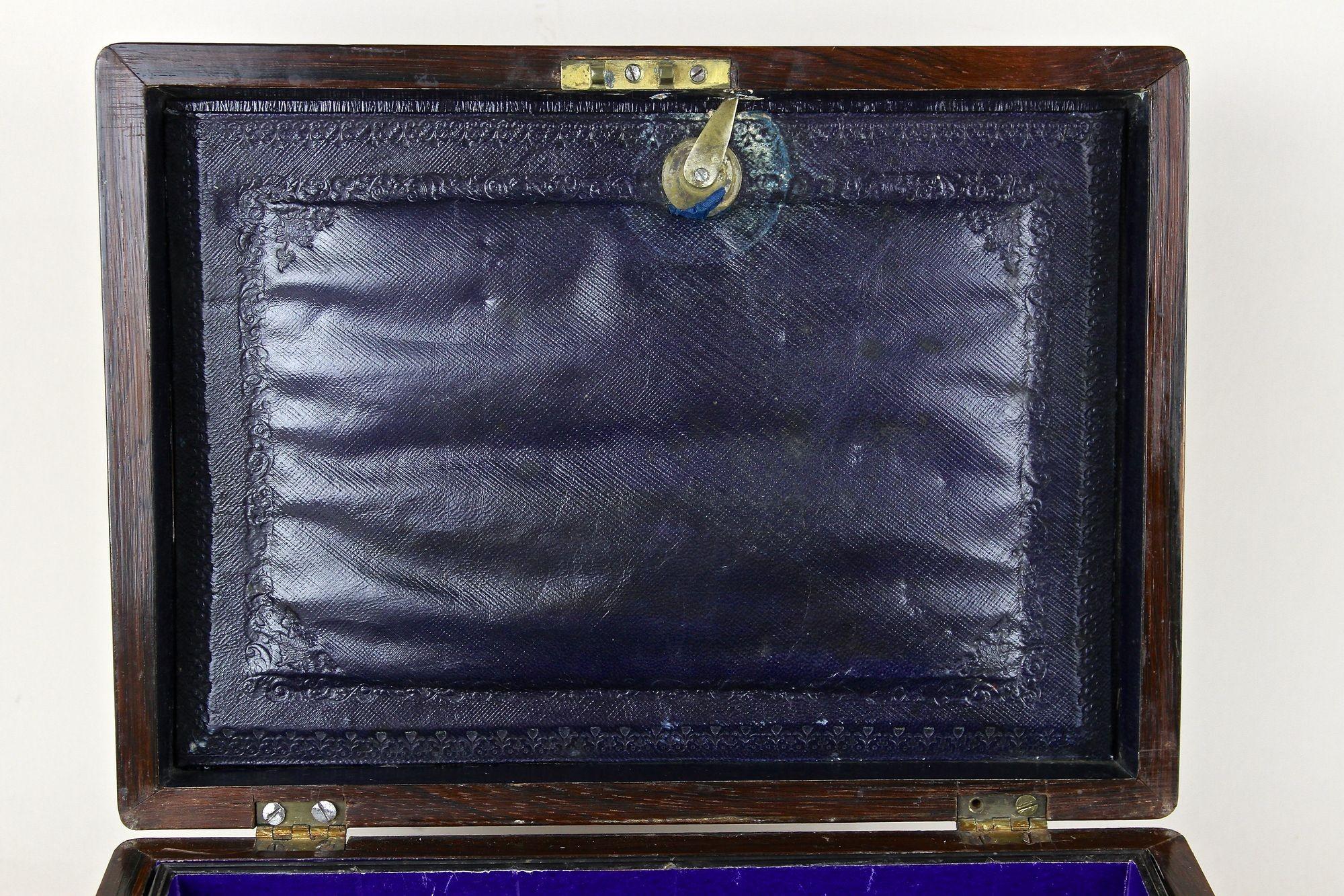 Autrichien 20ème siècle Art Nouveau Boîte à bijoux en noyer, Autriche circa 1910 en vente
