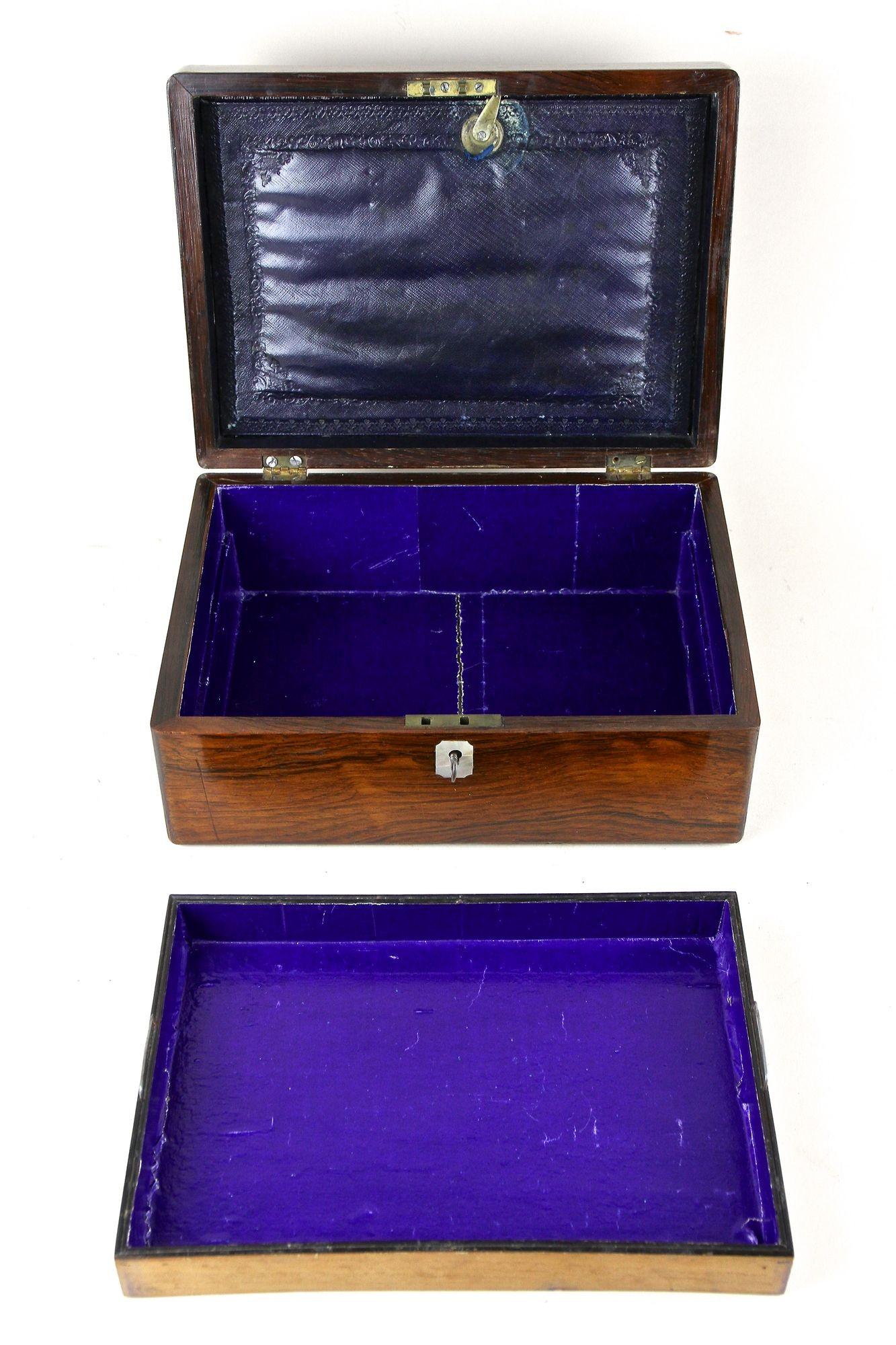 Poli 20ème siècle Art Nouveau Boîte à bijoux en noyer, Autriche circa 1910 en vente