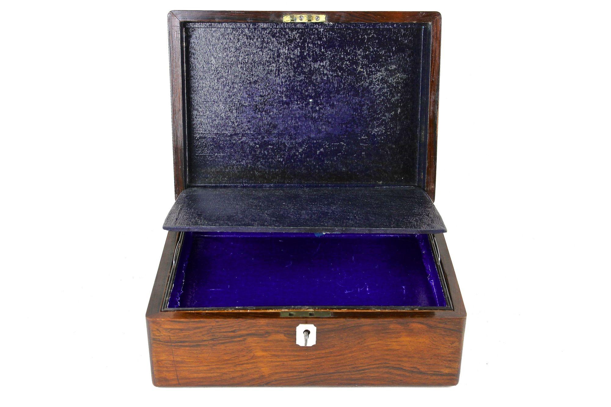Nacre 20ème siècle Art Nouveau Boîte à bijoux en noyer, Autriche circa 1910 en vente