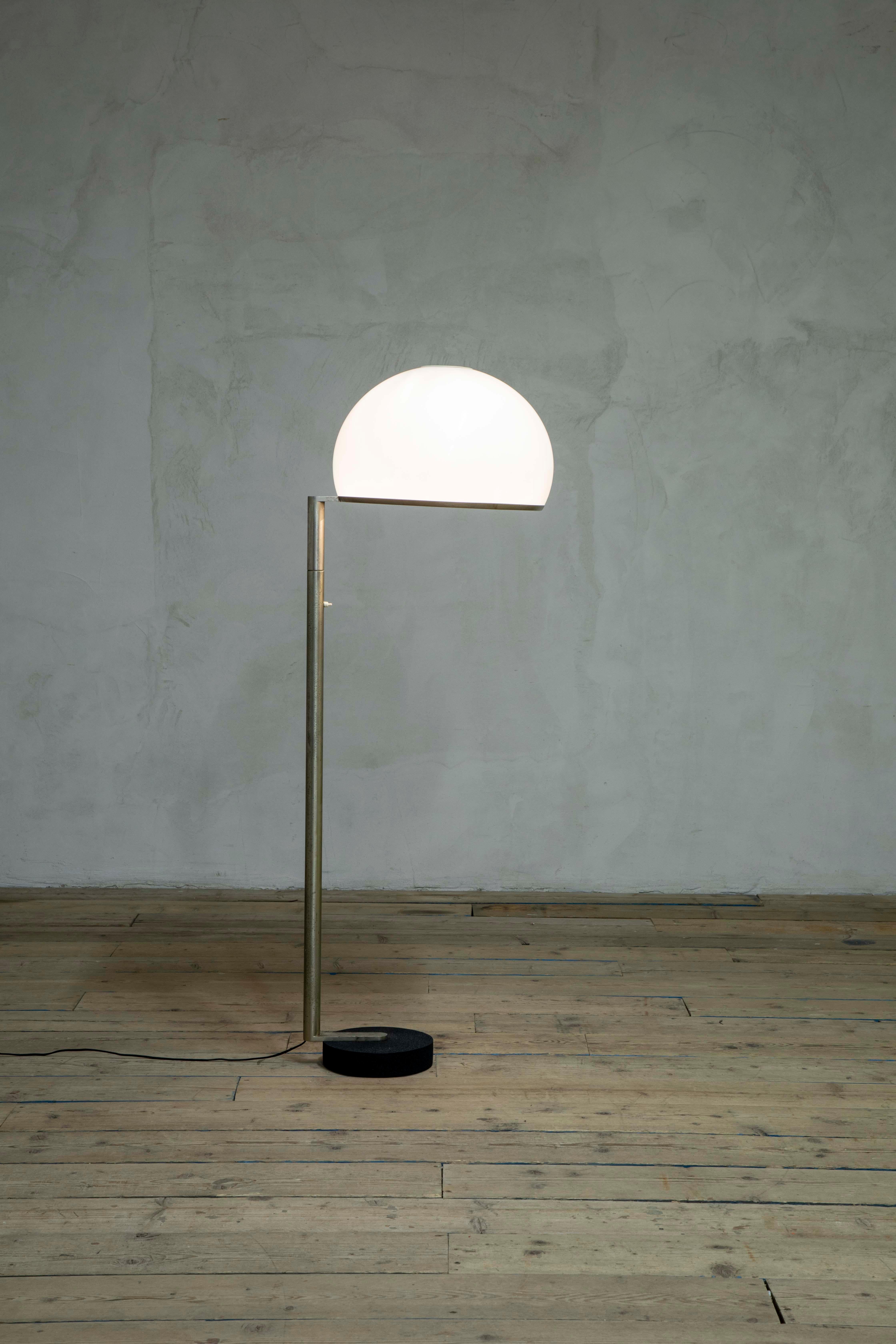 20e siècle, Arteluce Lampadaire mod. 2051 en vente 7