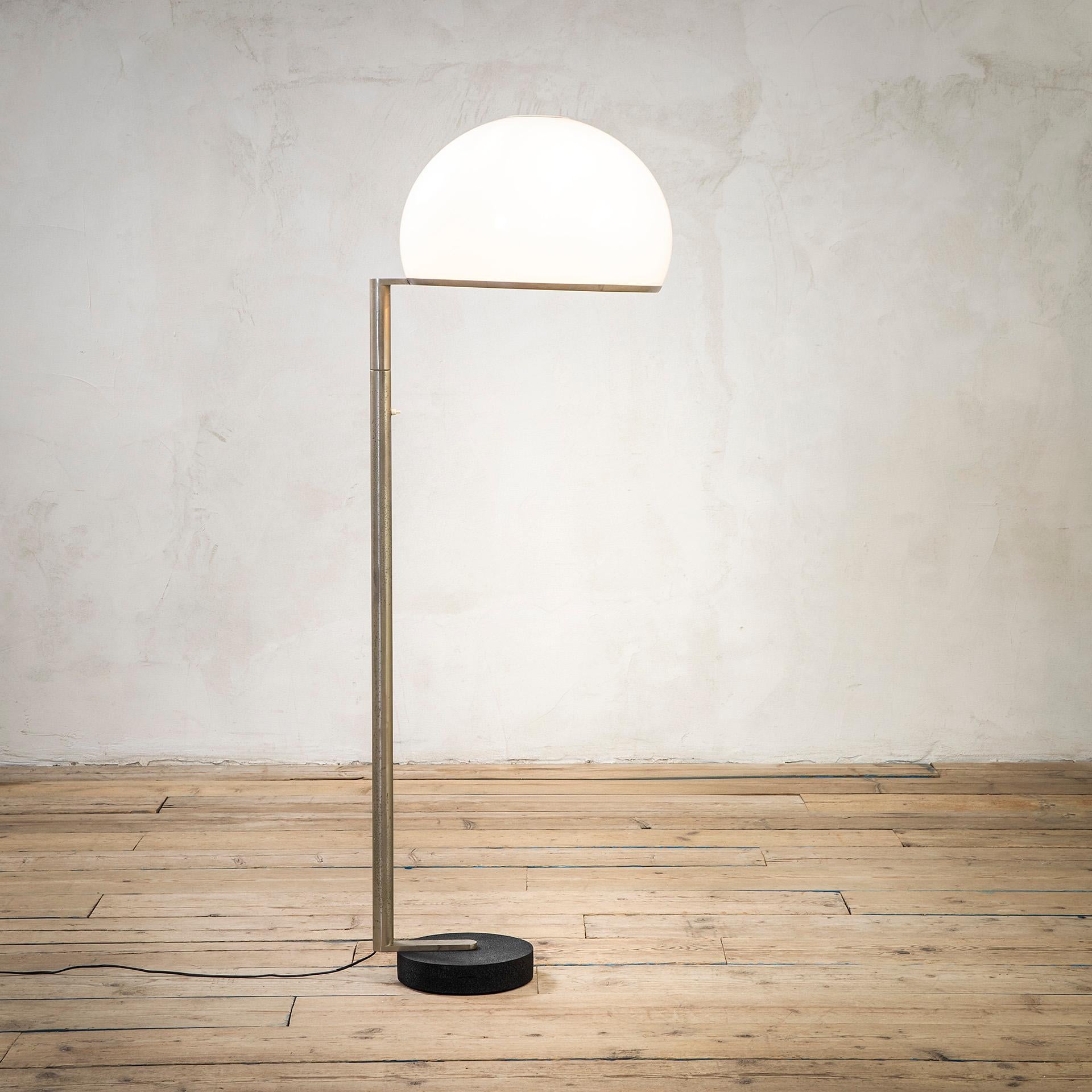 Mid-Century Modern 20e siècle, Arteluce Lampadaire mod. 2051 en vente