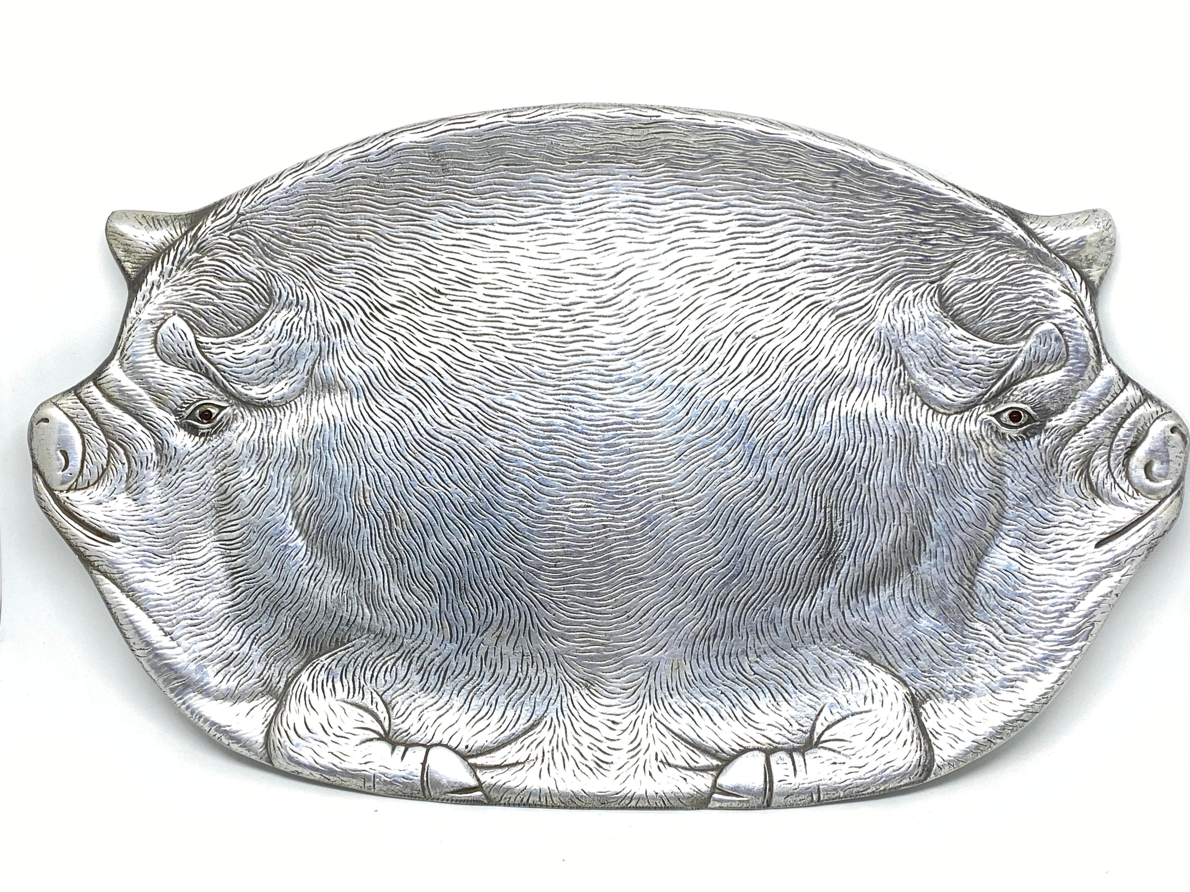 A gorgeous catchall or platter. Made of aluminum, marked Arthur Court Design, 1982. Beautiful color and patina.
Fantastic piece for each living room. Great also for business cards or just as a display item.