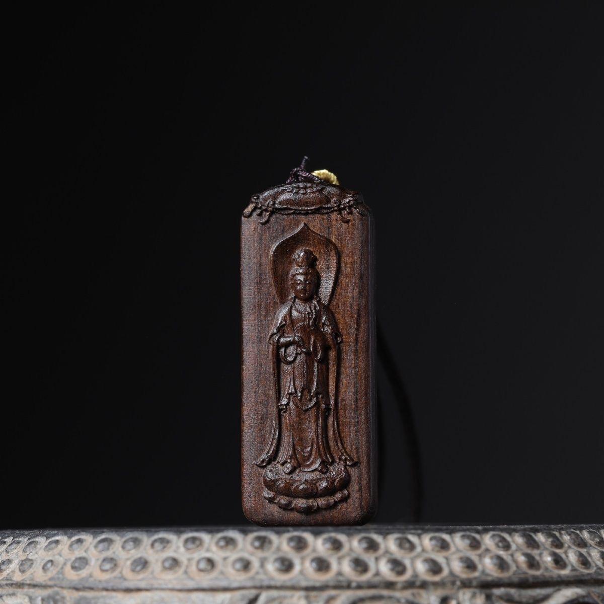 Pendentif en bois d'agar asiatique du 20ème siècle - Amulette spirituelle vintage sculptée à la main

Possédez une œuvre d'art sacrée avec ce pendentif plaque de bouddha en bois d'agar asiatique du 20e siècle, méticuleusement sculpté à la main dans