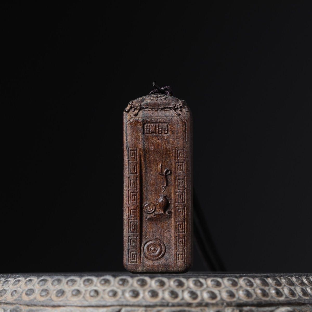 Plaque de Bouddha en bois d'agar sculpté du 20e siècle en Asie Pengdent État moyen - En vente à 景德镇市, CN