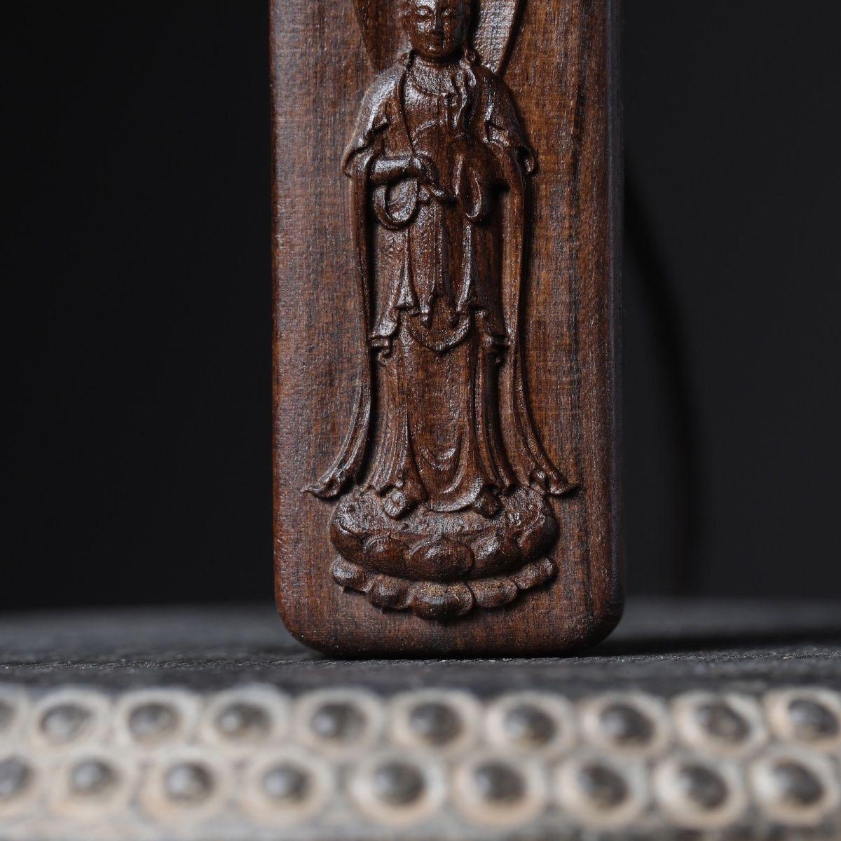 Plaque de Bouddha en bois d'agar sculpté du 20e siècle en Asie Pengdent en vente 1