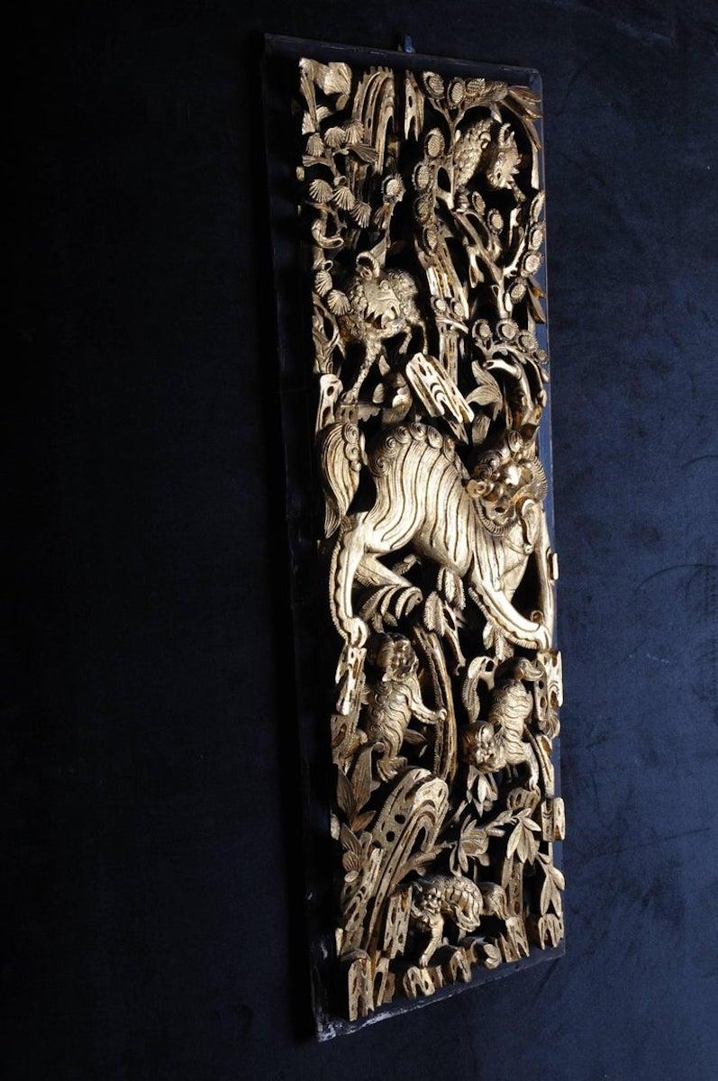 Élément décoratif orné, tableau noir serti d'or. Avec des figures animales de la mythologie chinoise.

(V-146).