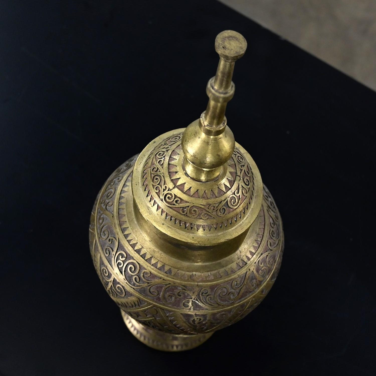 20Th Century Asian Islamic Wedding Vessel Gador or Mindanao Marana Brass Urn In Good Condition For Sale In Topeka, KS