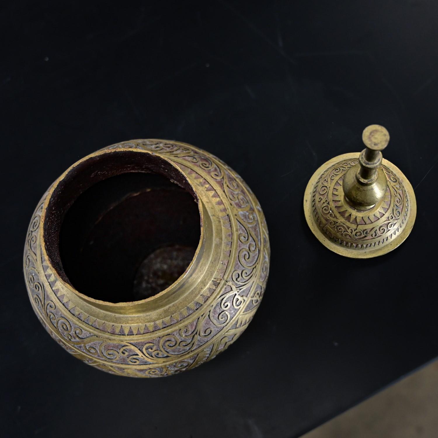 20Th Century Asian Islamic Wedding Vessel Gador or Mindanao Marana Brass Urn For Sale 1