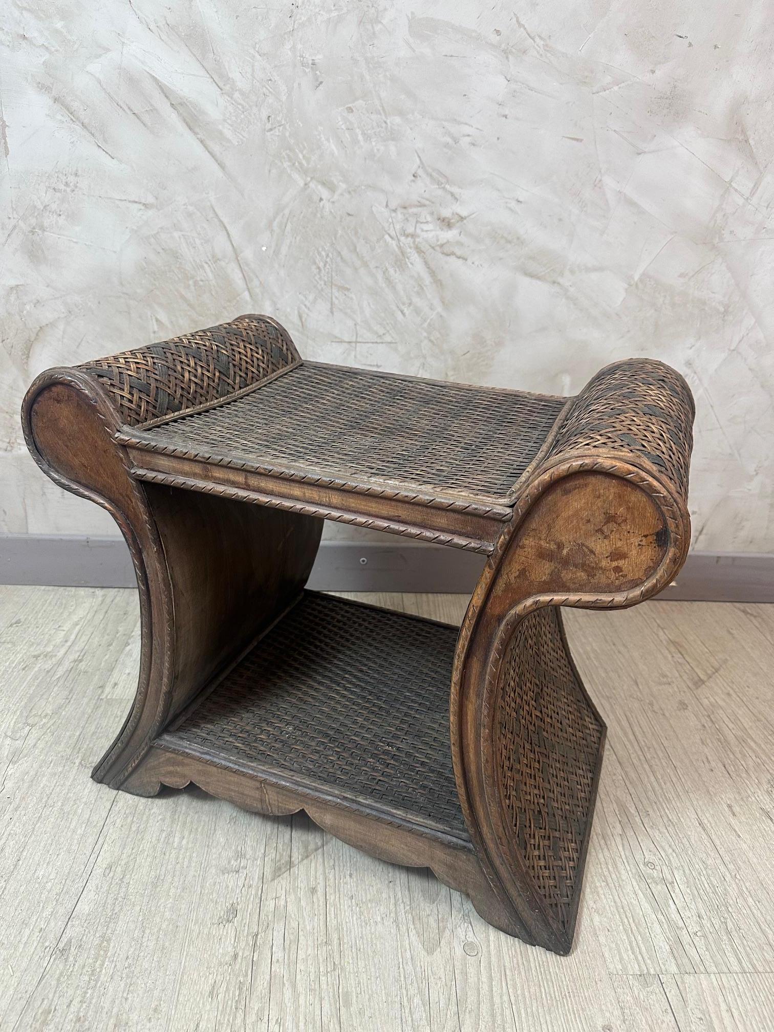 Añade un toque de autenticidad y encanto a tu interior con este impresionante taburete de ratán de estilo asiático y elegante diseño. Destaca por su estructura curvada y su meticuloso tejido, que muestra una bella