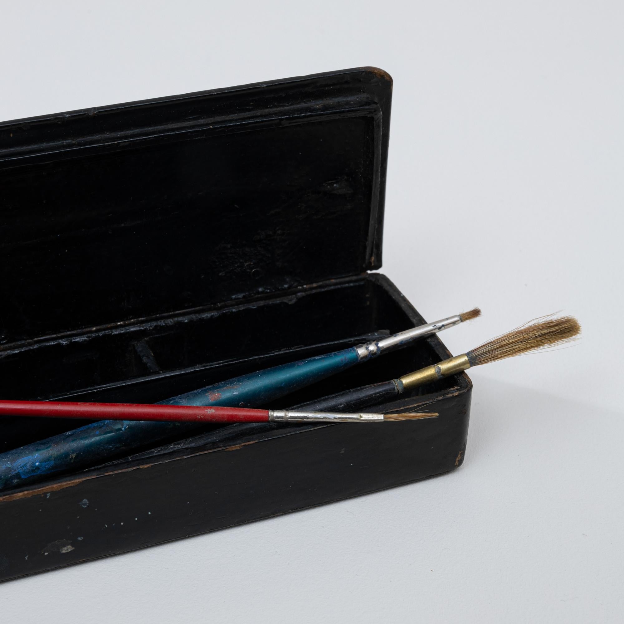 Boîte asiatique en bois du 20e siècle avec détails en or réalisés à la main en vente 7