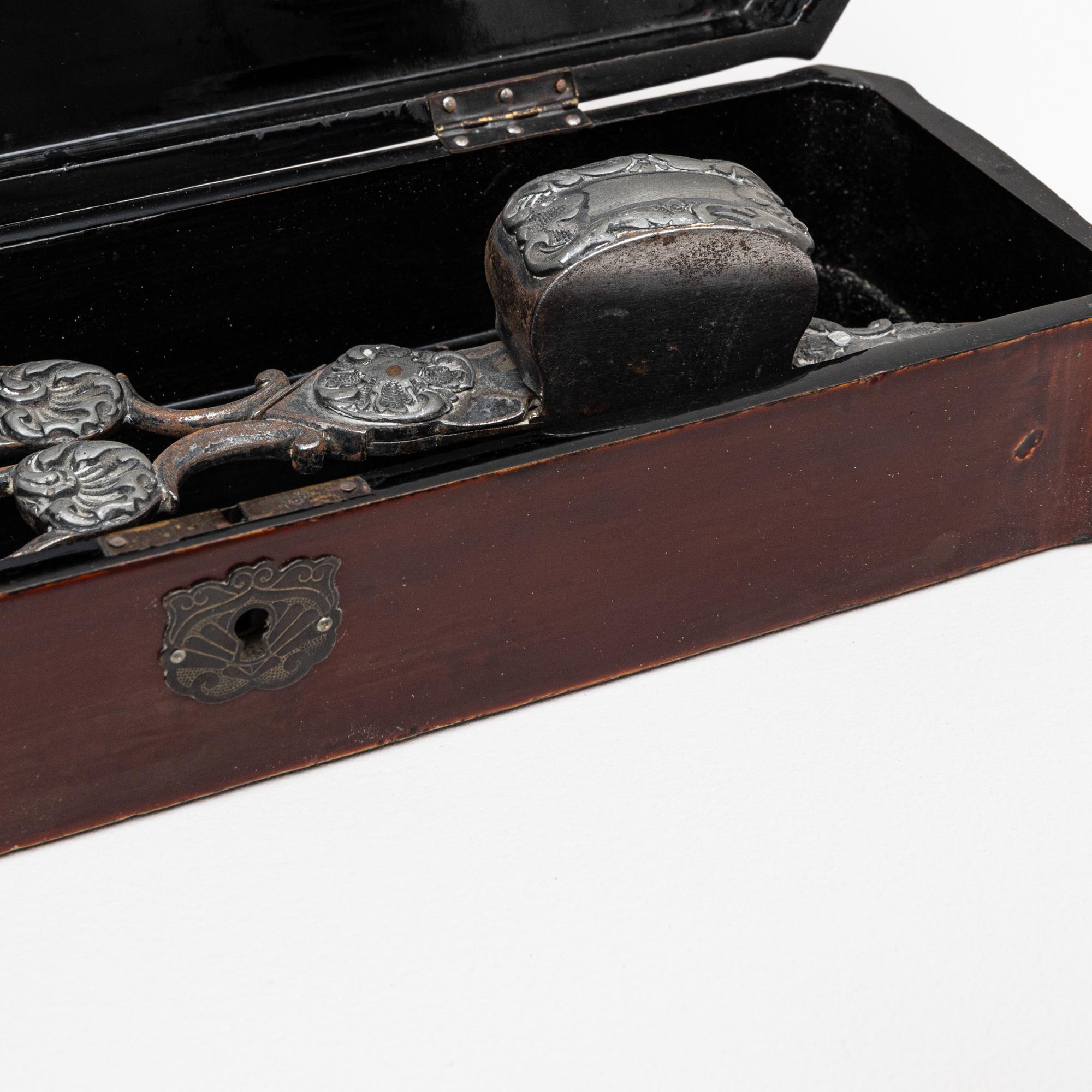 Boîte asiatique en bois du 20e siècle avec détails en or réalisés à la main en vente 7