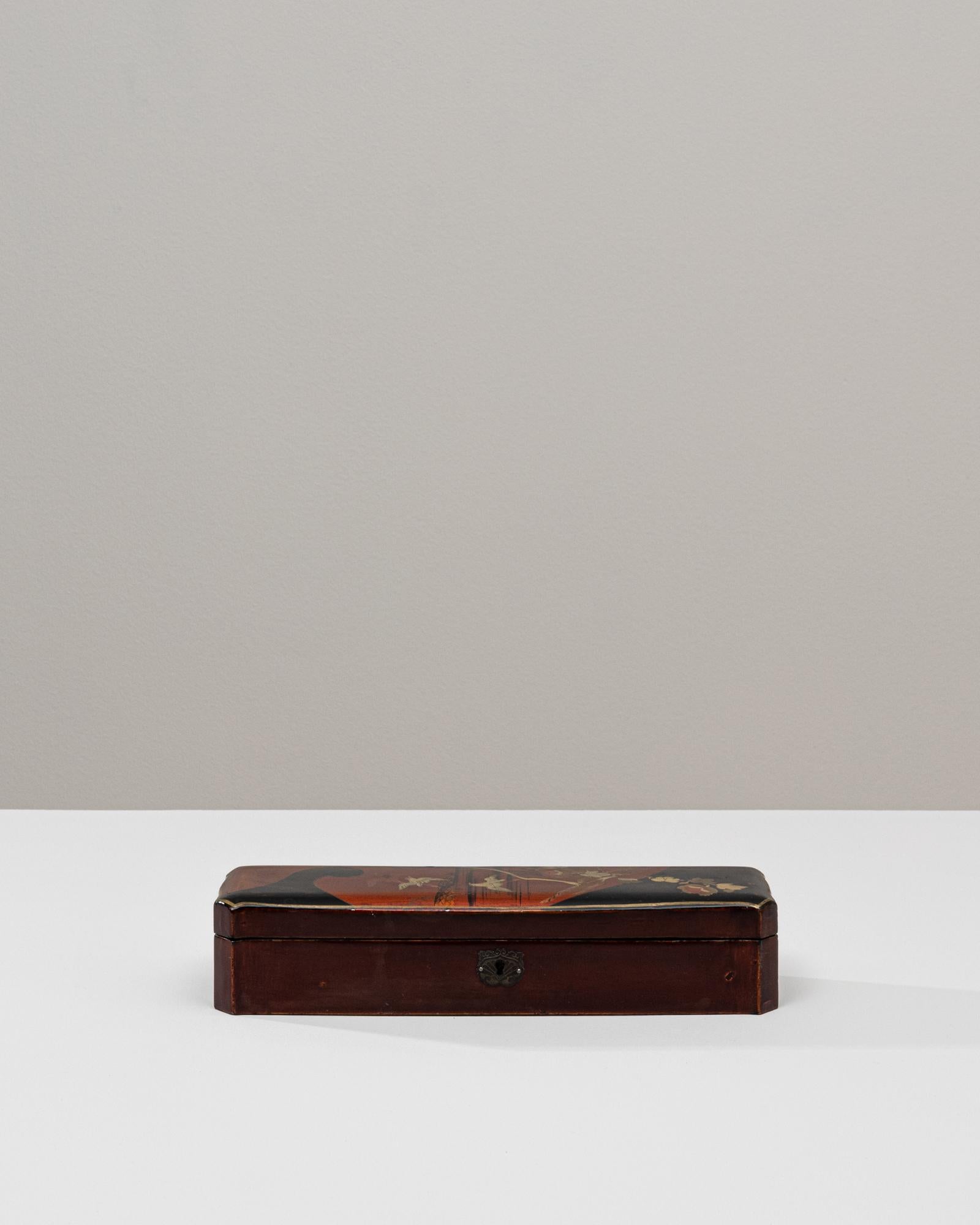 Cette boîte en bois asiatique du XXe siècle présente un couvercle peint à la main, enrichi de délicats détails dorés, mettant en valeur des motifs décoratifs traditionnels qui soulignent son caractère artistique régional. Sa forme octogonale