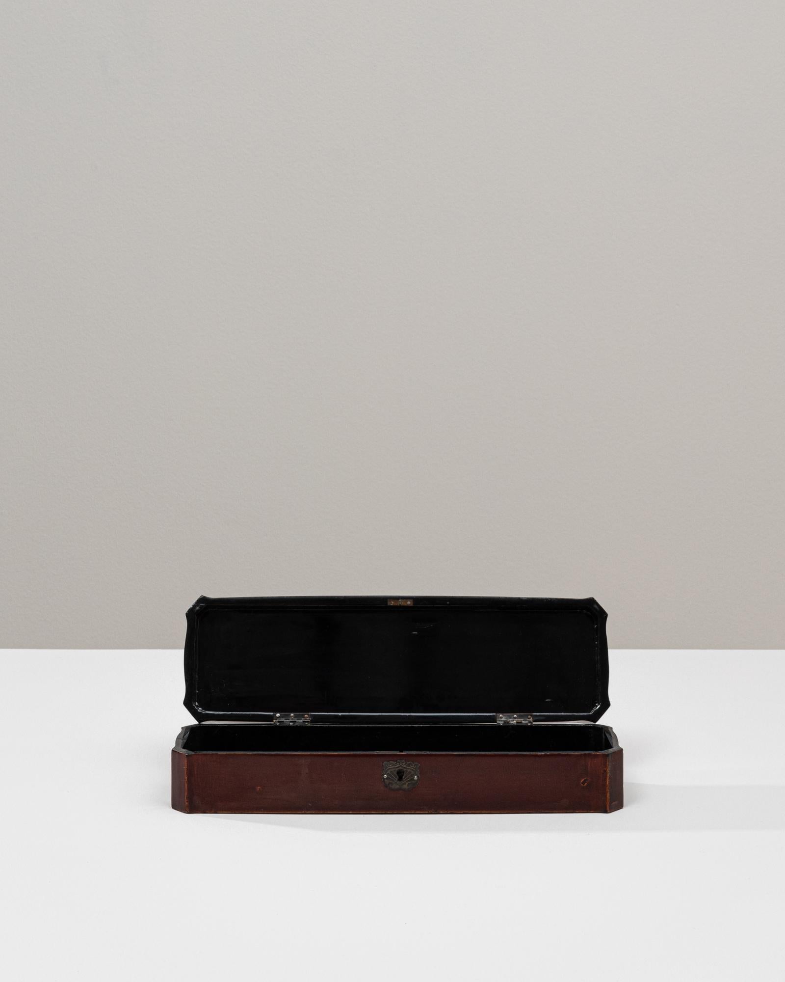 Boîte asiatique en bois du 20e siècle avec détails en or réalisés à la main Bon état - En vente à High Point, NC