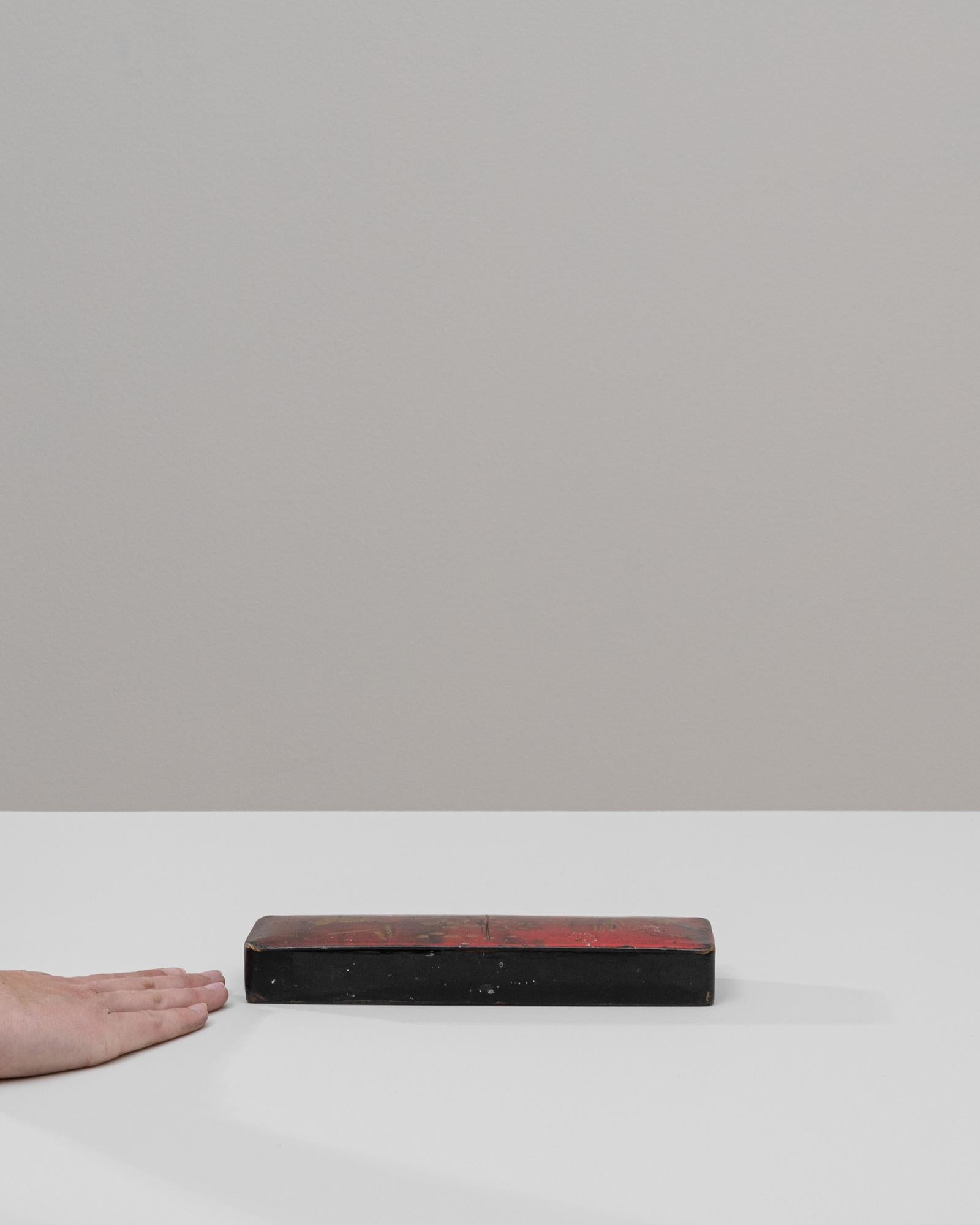 20ième siècle Boîte asiatique en bois du 20e siècle avec détails en or réalisés à la main en vente