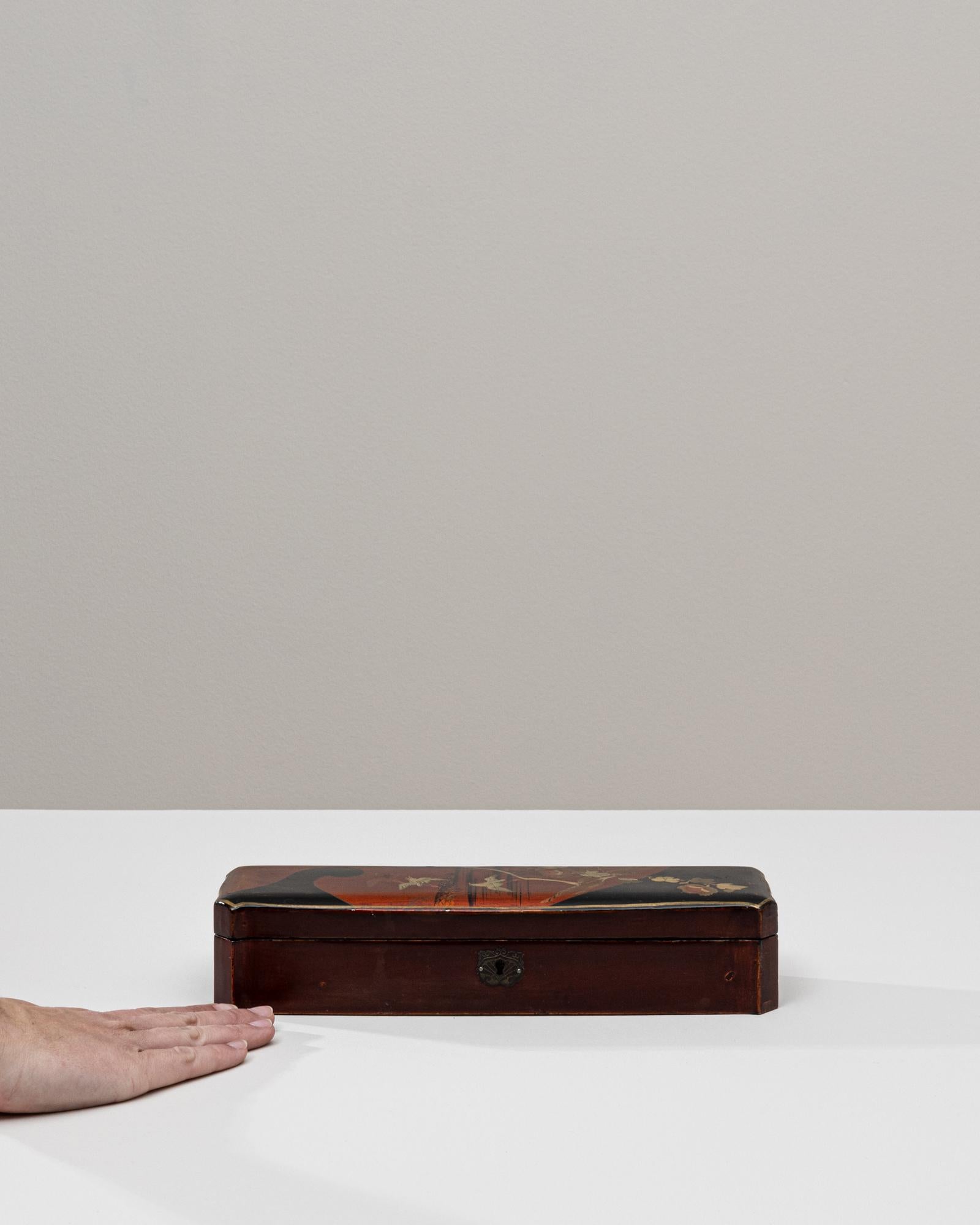 20ième siècle Boîte asiatique en bois du 20e siècle avec détails en or réalisés à la main en vente