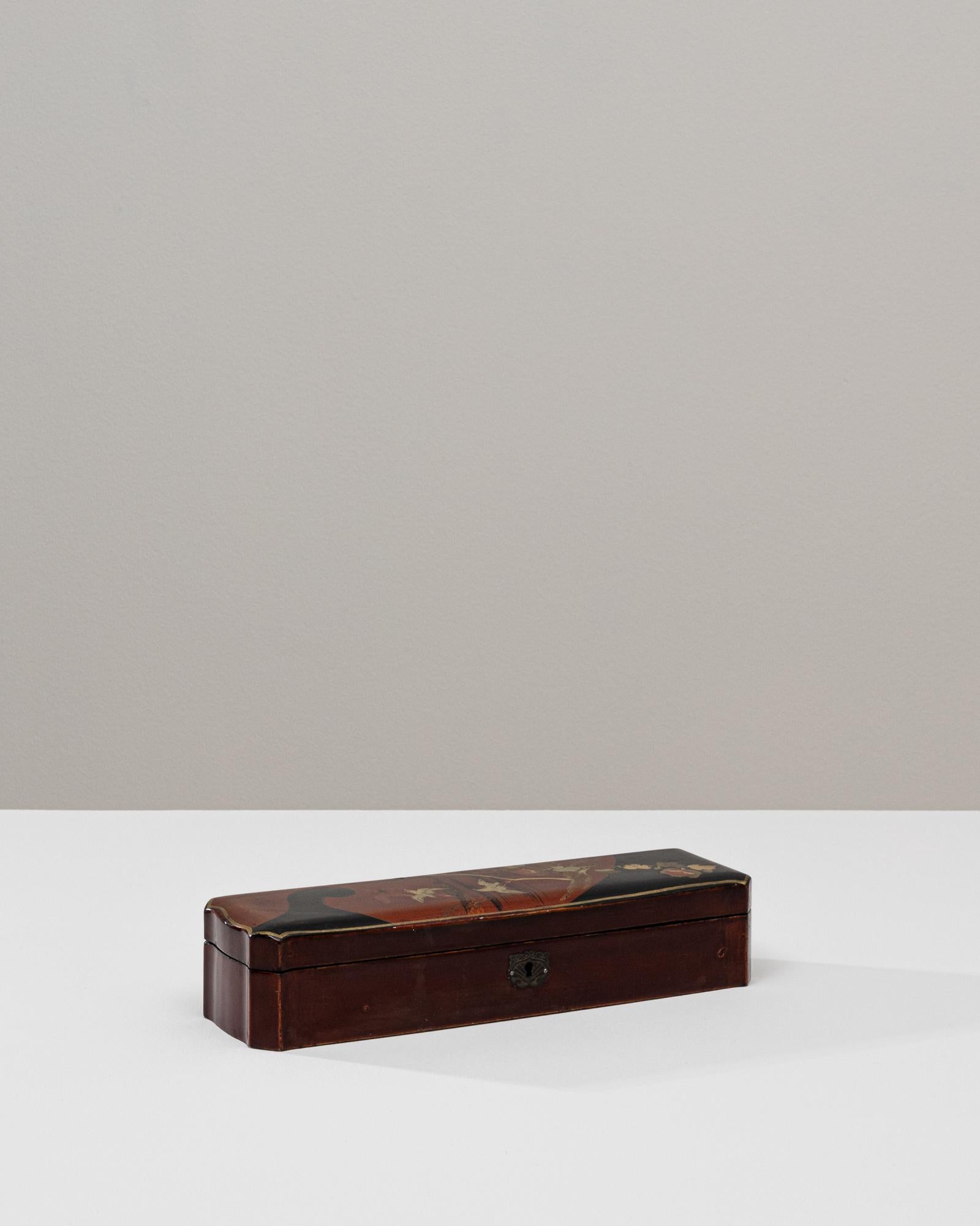 Bois Boîte asiatique en bois du 20e siècle avec détails en or réalisés à la main en vente