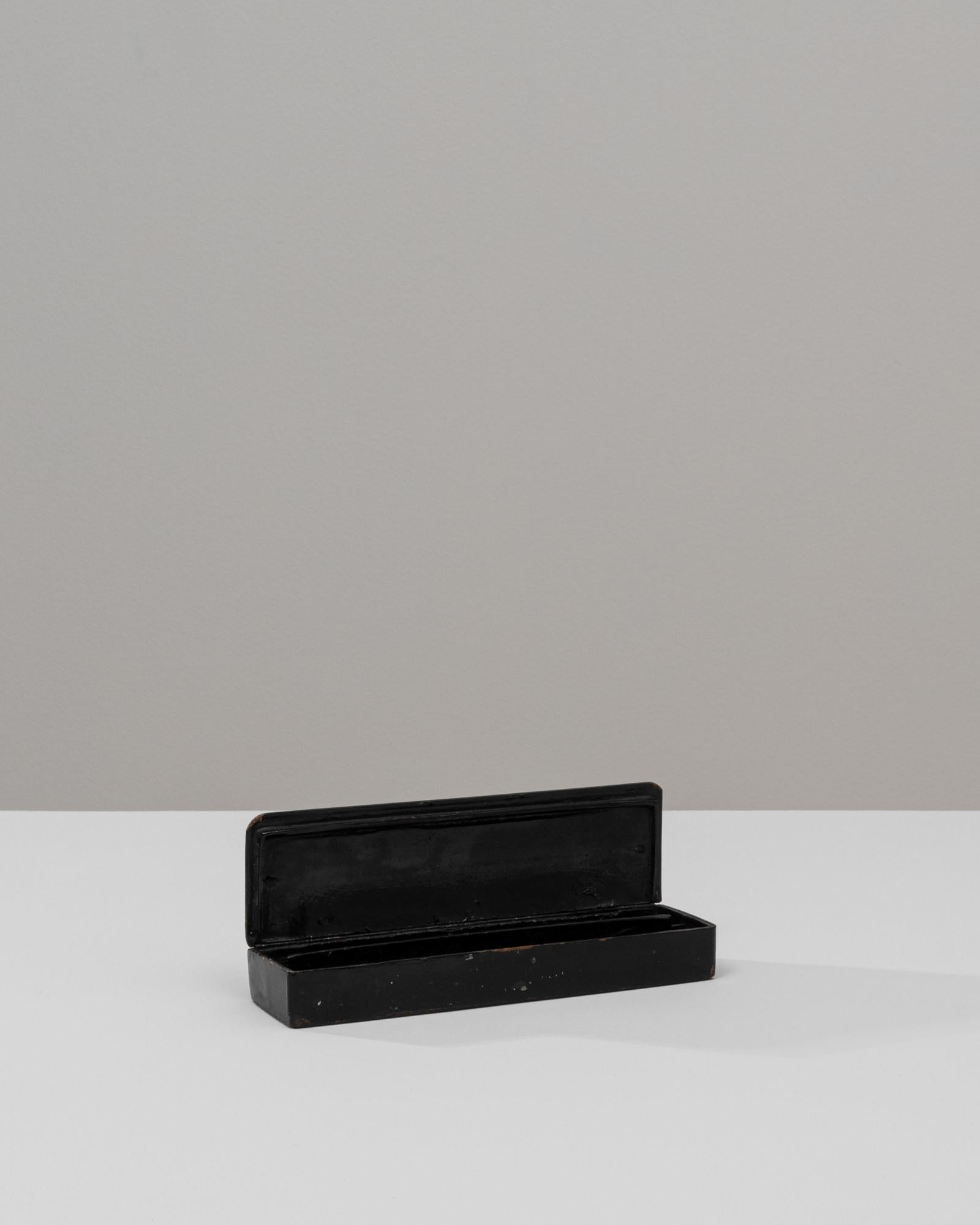 Boîte asiatique en bois du 20e siècle avec détails en or réalisés à la main en vente 1