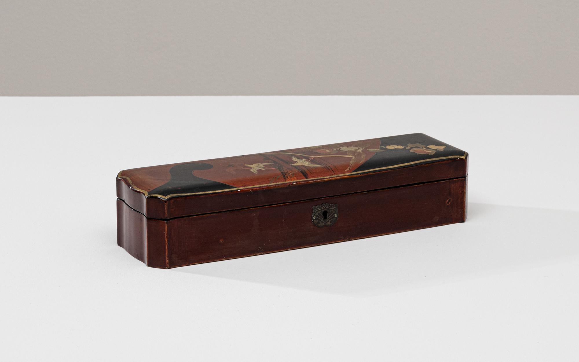 Boîte asiatique en bois du 20e siècle avec détails en or réalisés à la main en vente 4