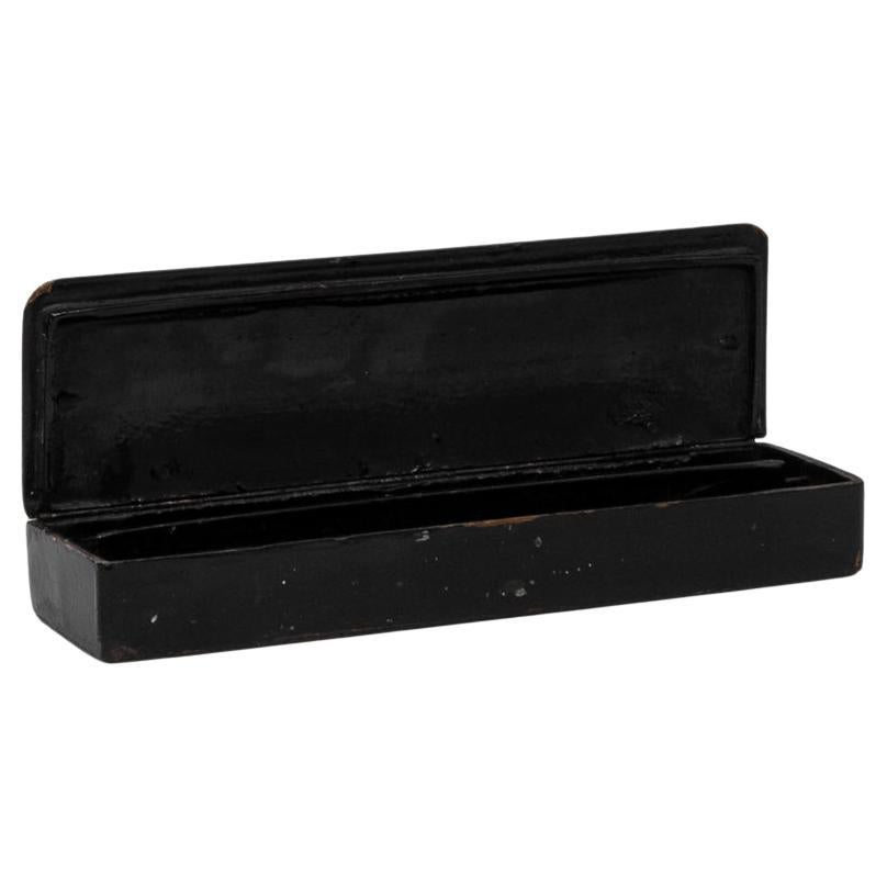 Boîte asiatique en bois du 20e siècle avec détails en or réalisés à la main en vente