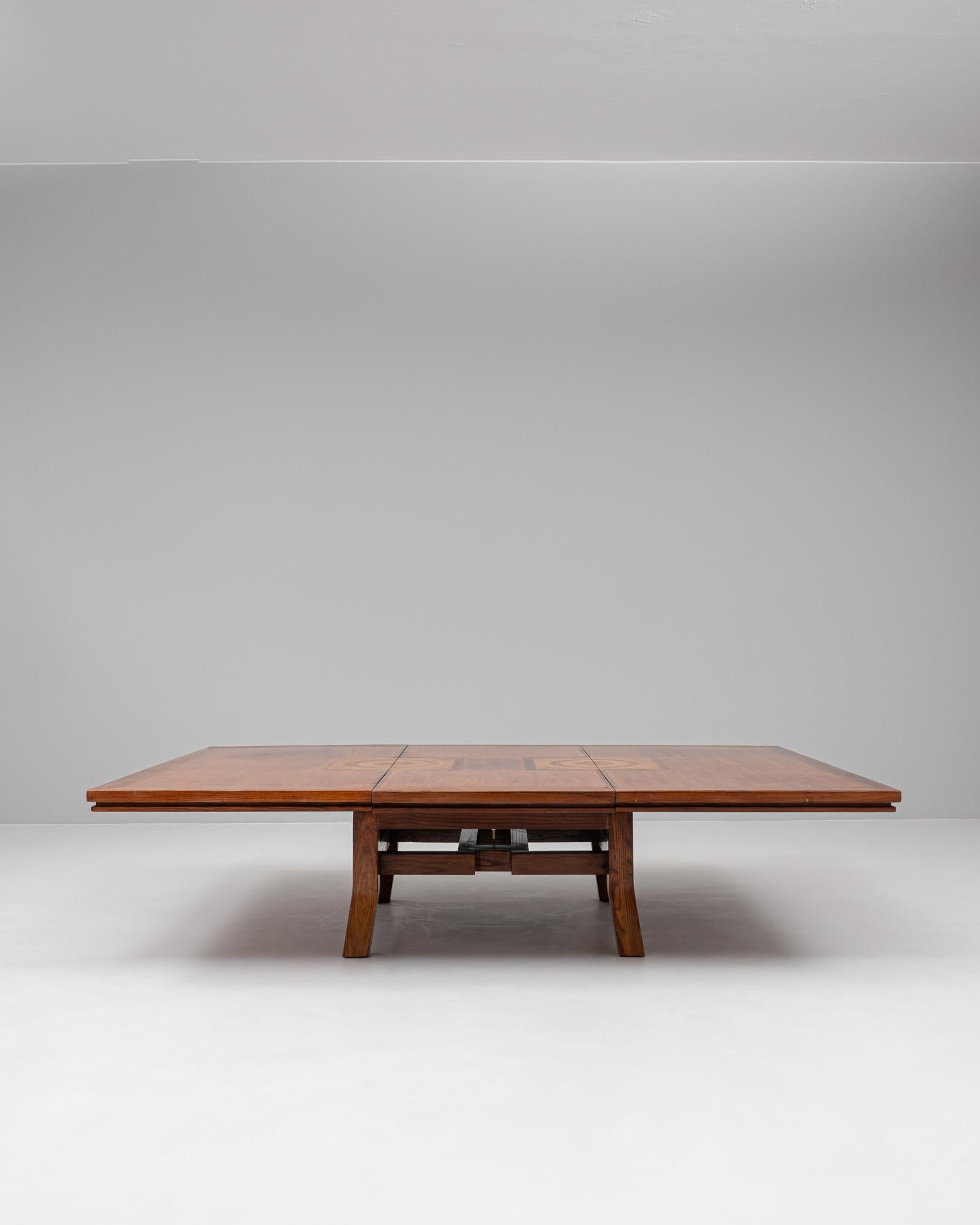 Cette table basse asiatique en bois du 20e siècle allie fonctionnalité et élégance intemporelle. Fabriqué en bois massif, il présente une finition chaleureuse et des incrustations circulaires complexes qui rehaussent son attrait visuel. Conçue pour