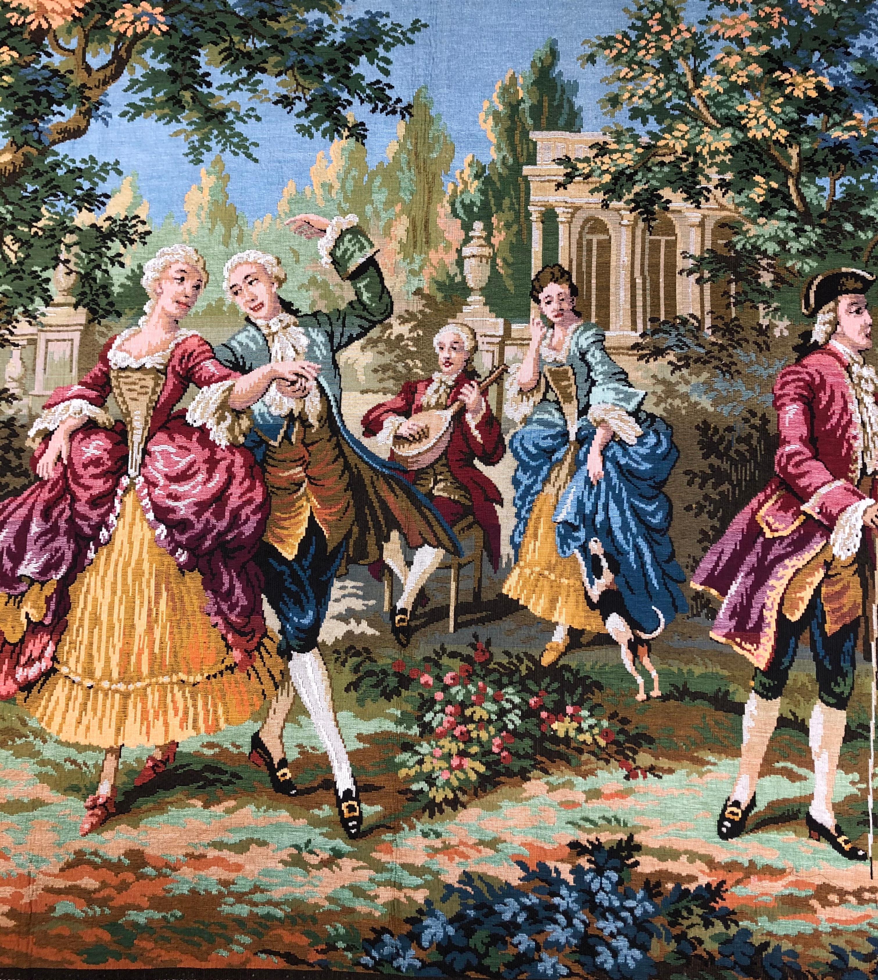 Ein fesselnder Jacquard-Wandteppich im Aubusson-Stil, der eine romantische Szene darstellt. Dieser farbenfrohe Wandteppich zeigt eine Szene mit Paaren in eleganter Kleidung, die einen lebhaften Tanz vollführen, während ein Musiker feierliche