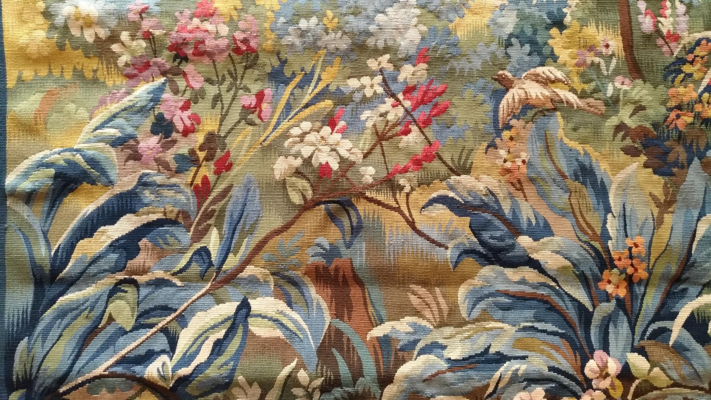 ein sehr hübscher Aubusson-Wandteppich des 20. Jahrhunderts mit Vögeln und Schloss und sehr frischen Farben

Dank unserer Restaurierungs- und Konservierungswerkstatt und unserem Know-how, 
freuen wir uns, Ihnen Kunstwerke aus Stoff wie die