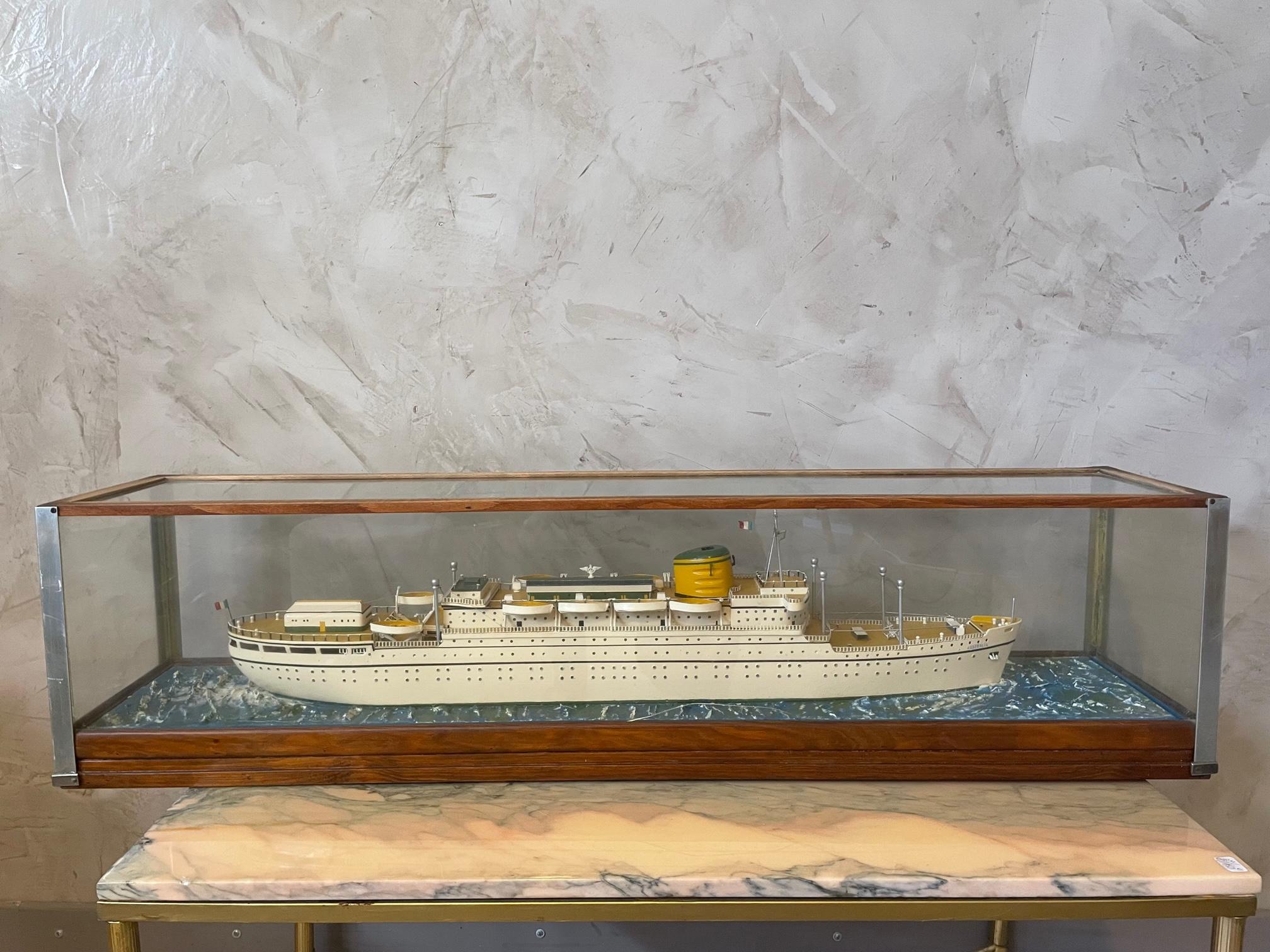 20th Century model representing the Australia ship. Made with plastic and presents under a glass. (Some cracks on the glass).