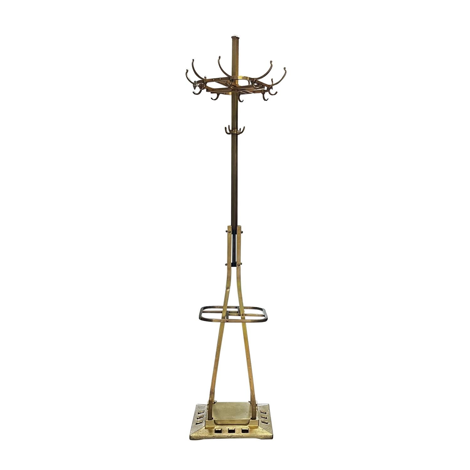 Perchero austriaco Art Nouveau vintage de principios del siglo XX, de latón artesanal, diseñado por Adolf Loos, en buen estado. El perchero está compuesto por ocho ganchos grandes y cuatro pequeños para sombreros; la parte inferior tiene cuatro