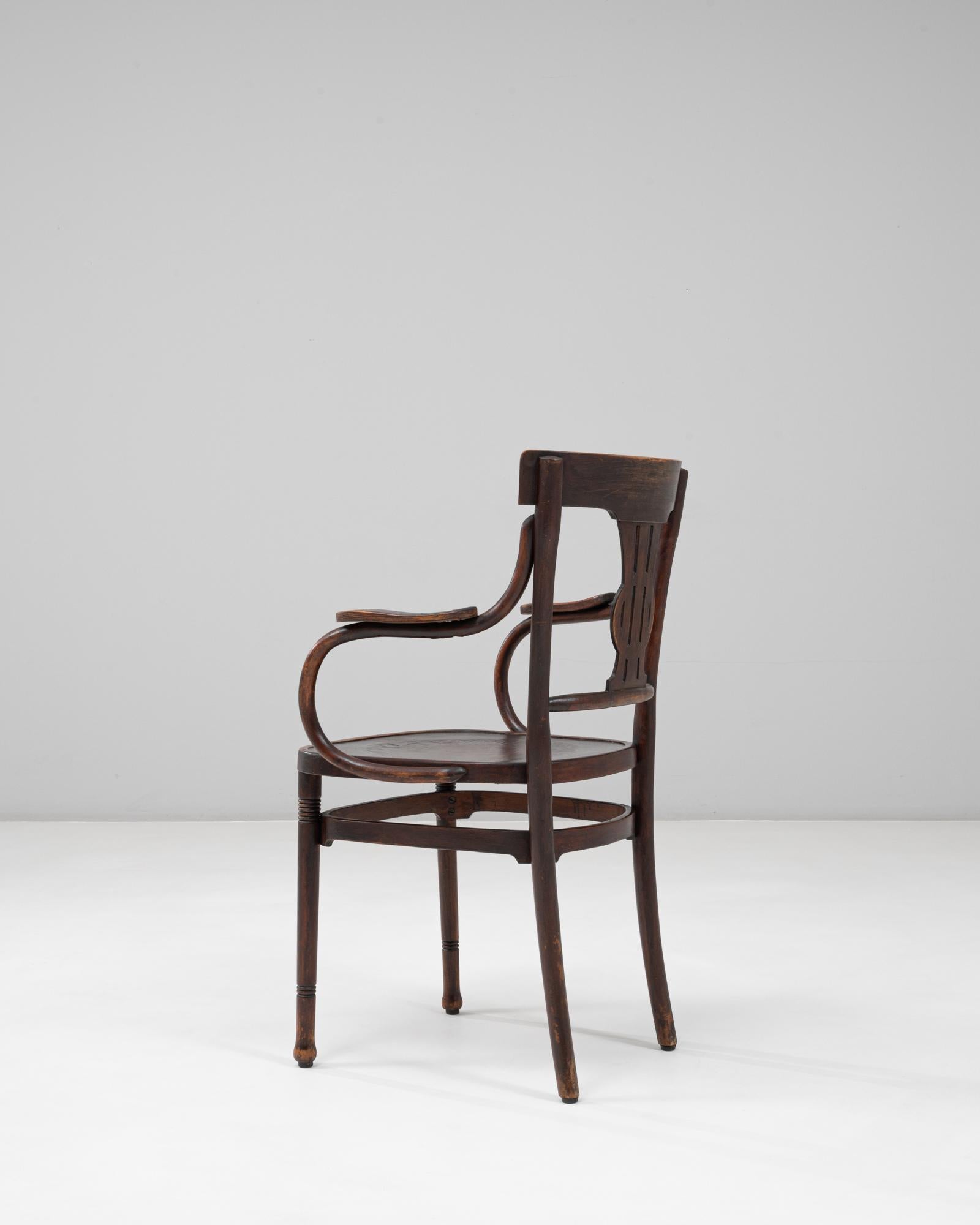 Sillón austriaco del siglo XX de madera curvada con detalle de respaldo de lira Madera curvada en venta