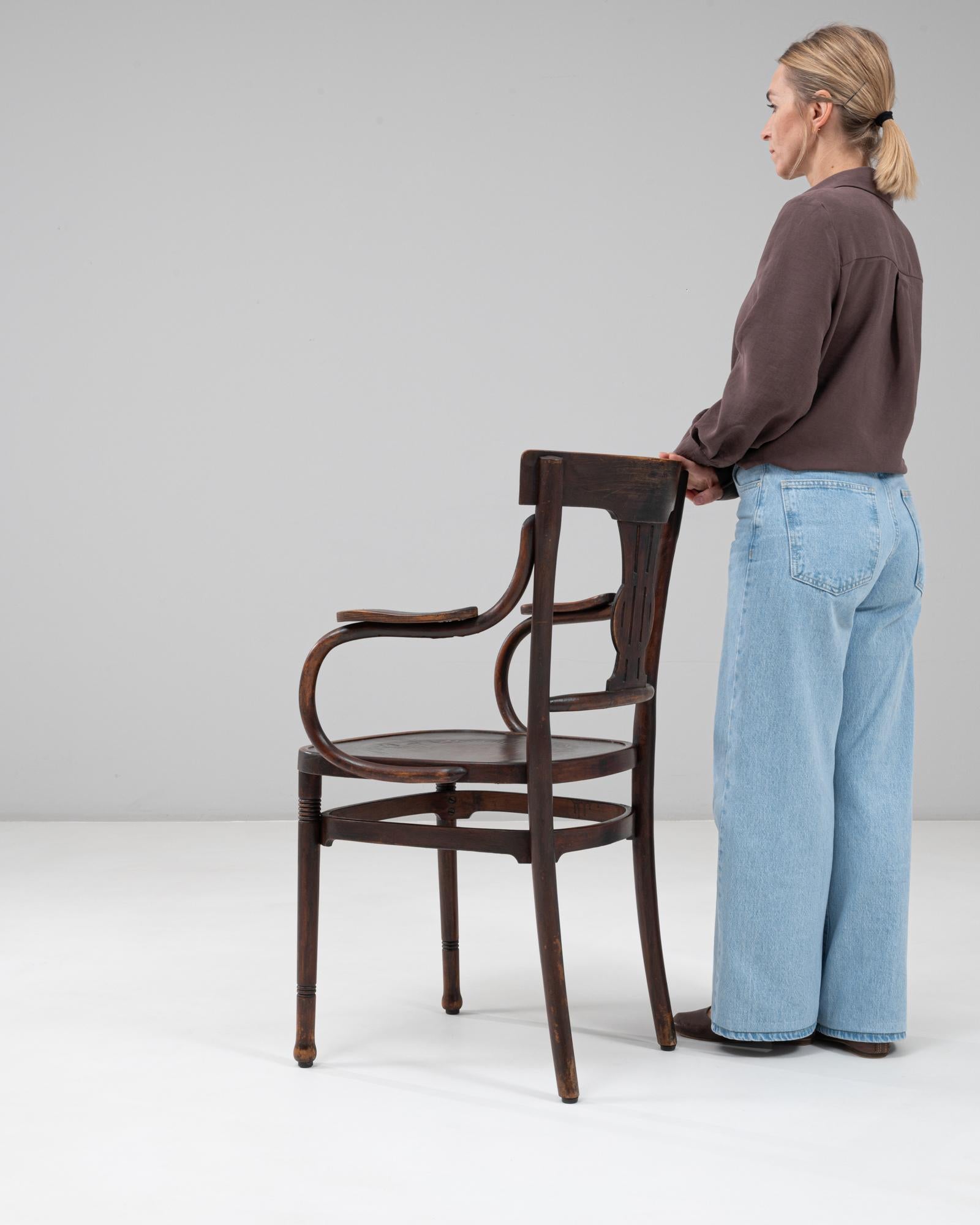 Sillón austriaco del siglo XX de madera curvada con detalle de respaldo de lira en venta 1