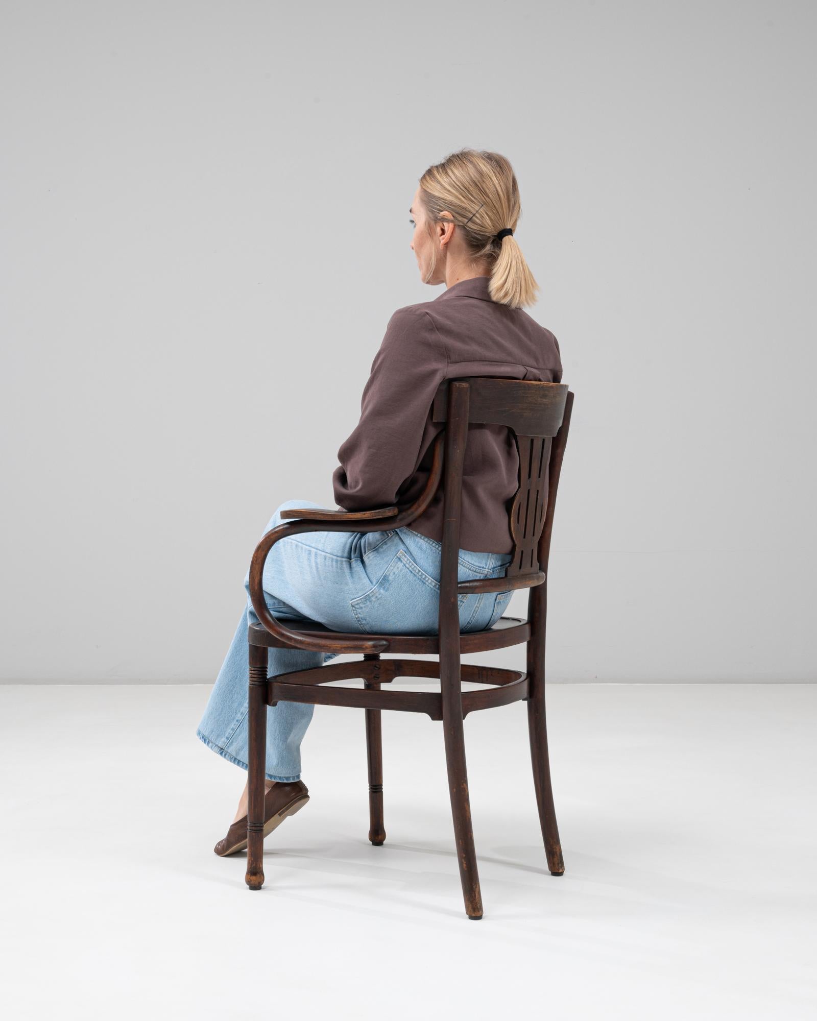 Sillón austriaco del siglo XX de madera curvada con detalle de respaldo de lira en venta 2