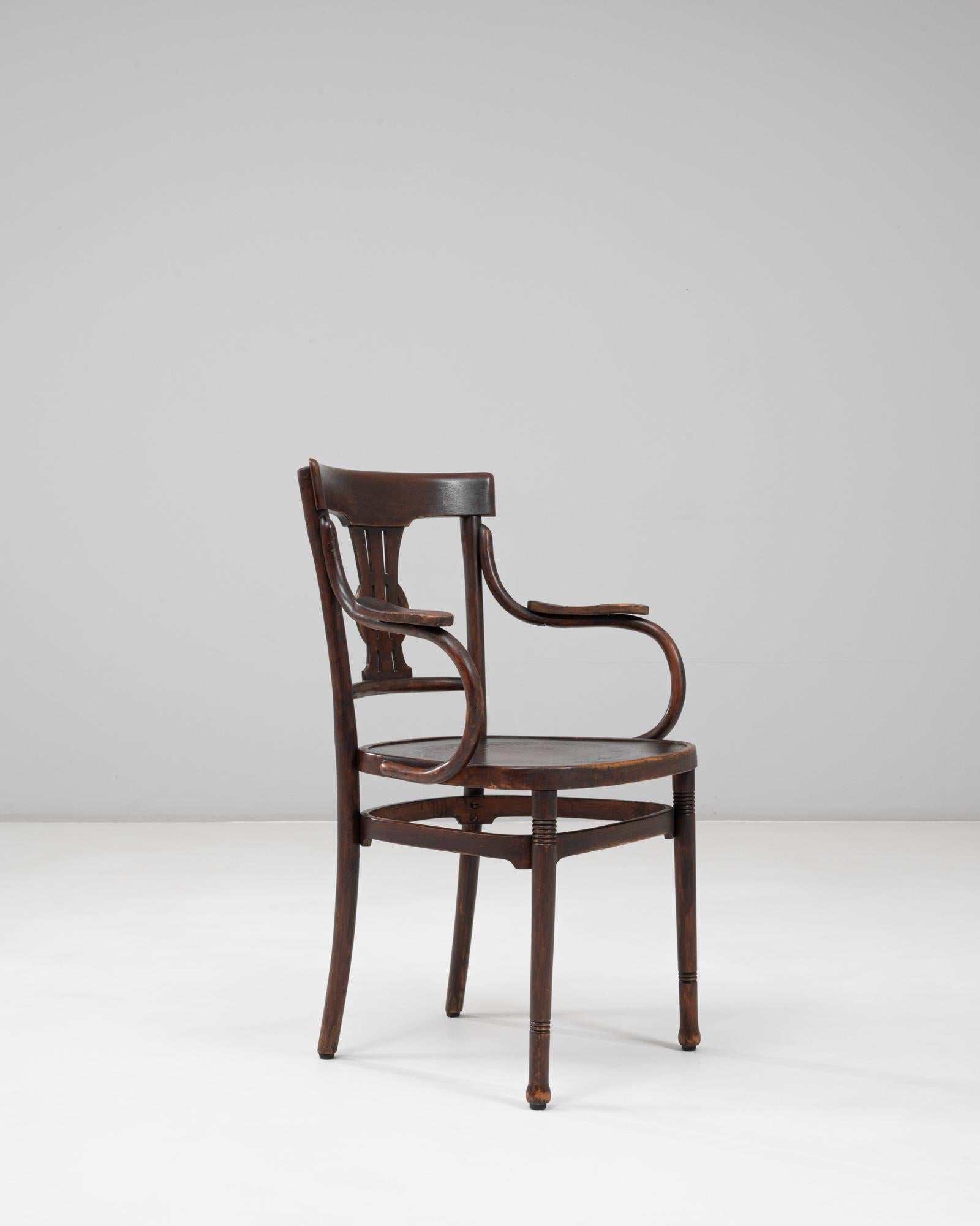 Sillón austriaco del siglo XX de madera curvada con detalle de respaldo de lira en venta 3