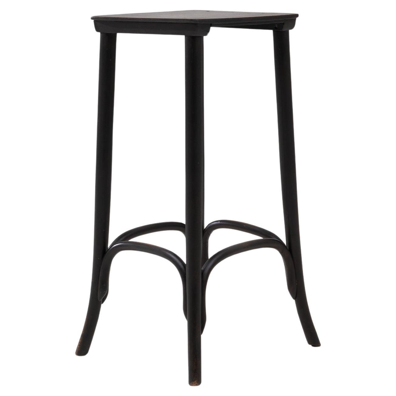 Pedestal de madera curvada negra austriaca del siglo XX