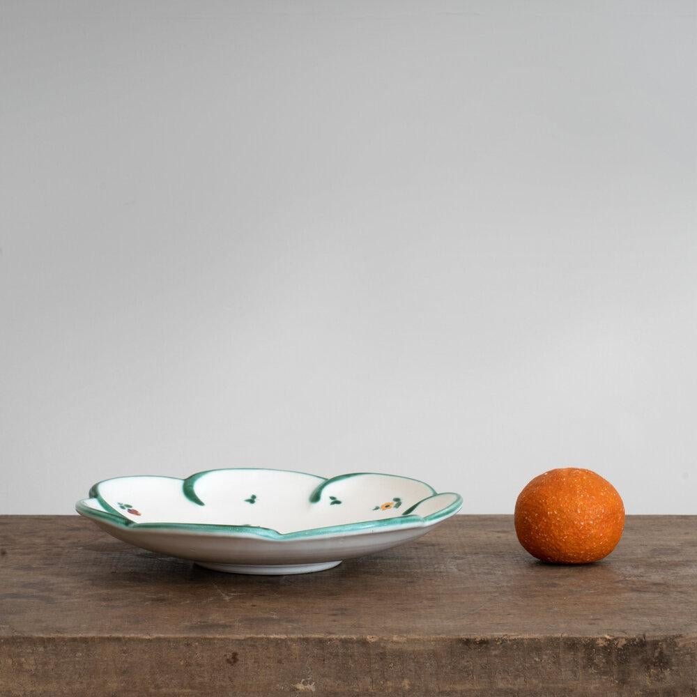 Dipinto a mano Piatto in ceramica dipinto a mano Gmumndner Keramik del XX secolo in vendita