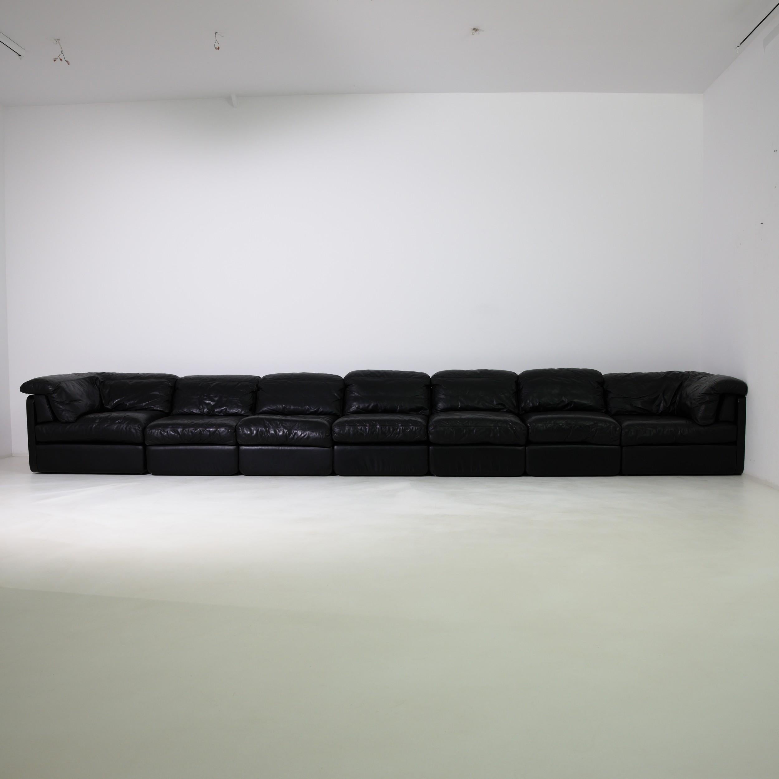 Dieses im Österreich des 20. Jahrhunderts entworfene, beeindruckend lange modulare Sofa besteht aus sieben separaten Teilen, die von zwei Modulen mit elegant geschwungenen Armlehnen flankiert werden, die mit einem Geflecht aus Bugholz und Wiener