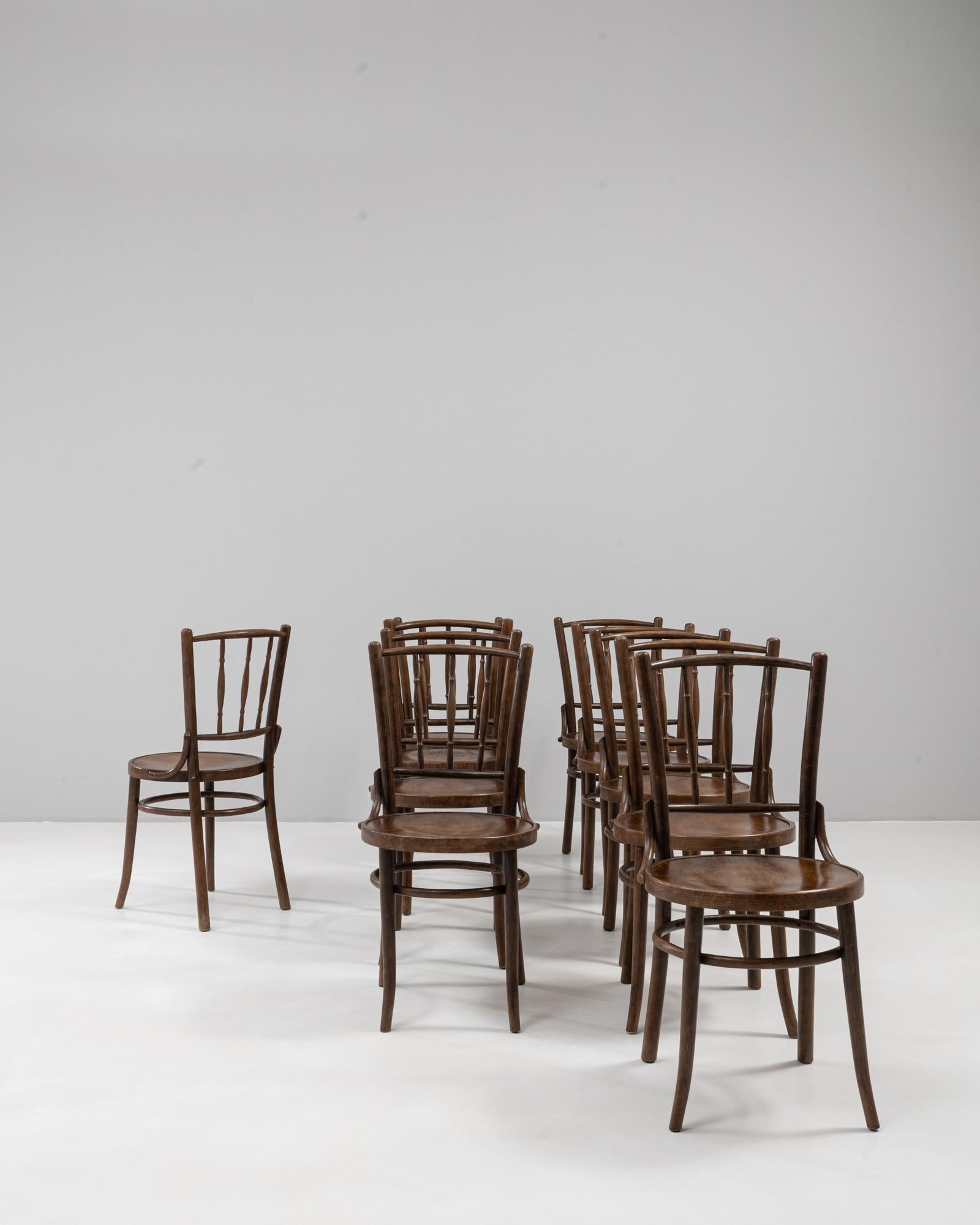 Cet ensemble autrichien du XXe siècle de 10 chaises en bois Thonet-Mundus par Thonet & Kohn est une belle représentation des sièges classiques de style café avec un attrait intemporel. Fabriquée en bois courbé, chaque chaise présente les lignes