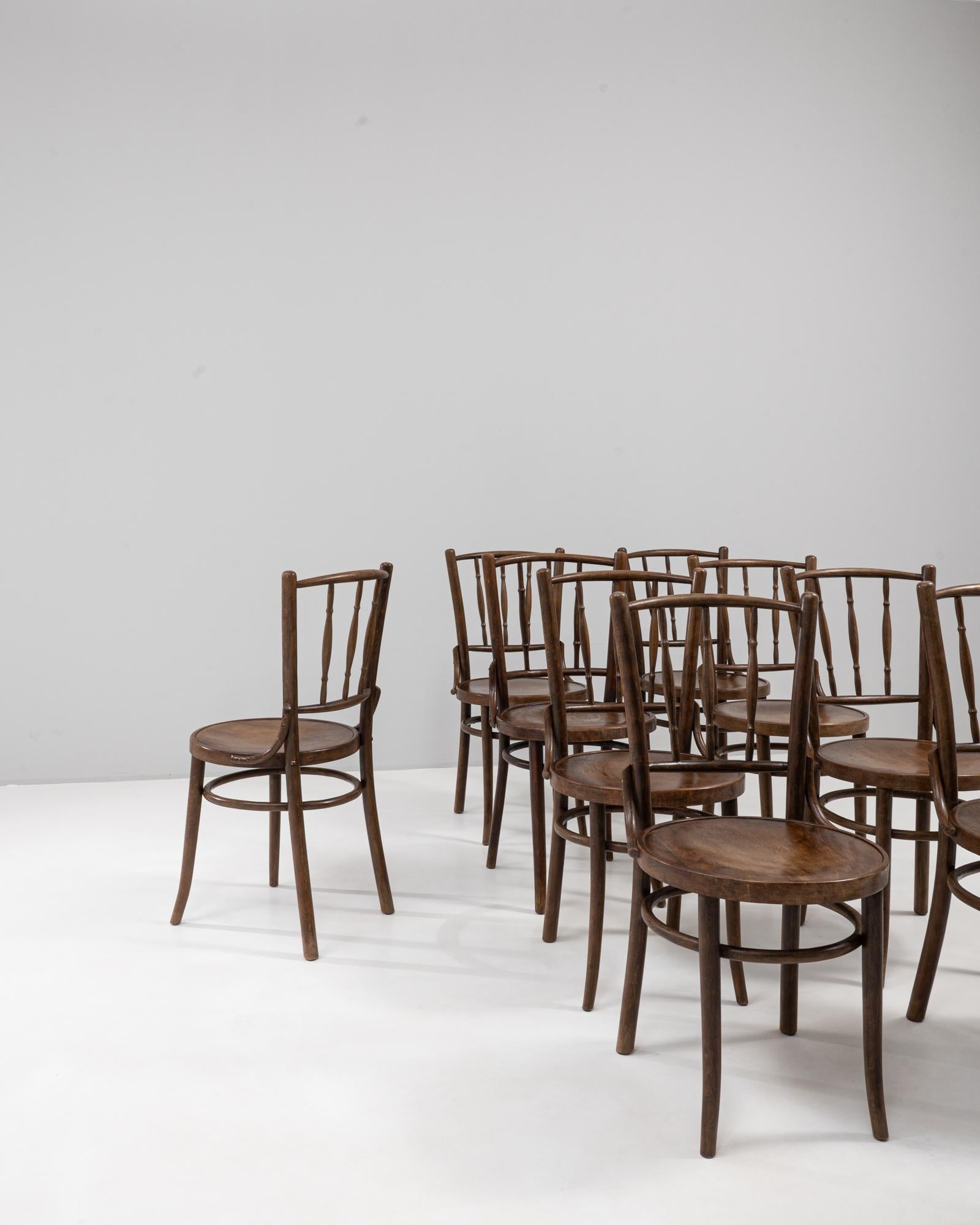 Ensemble autrichien du XXe siècle de 10 chaises en bois courbé Thonet par Thonet-Mundus & J. Kohn Bon état - En vente à High Point, NC