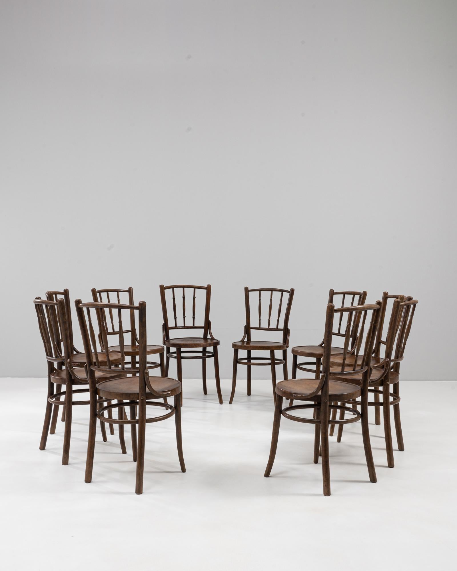 Bois cintré Ensemble autrichien du XXe siècle de 10 chaises en bois courbé Thonet par Thonet-Mundus & J. Kohn en vente