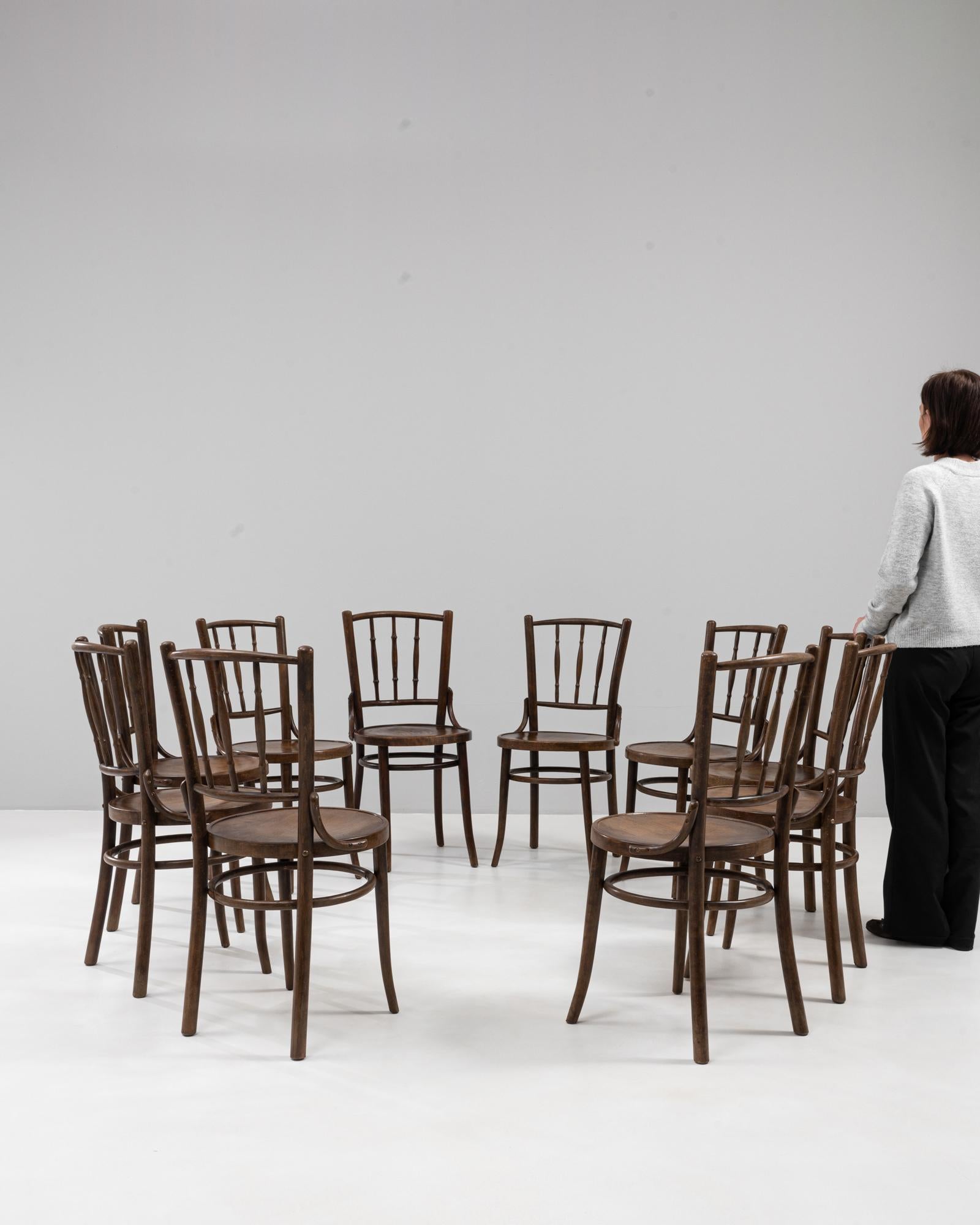 Ensemble autrichien du XXe siècle de 10 chaises en bois courbé Thonet par Thonet-Mundus & J. Kohn en vente 1