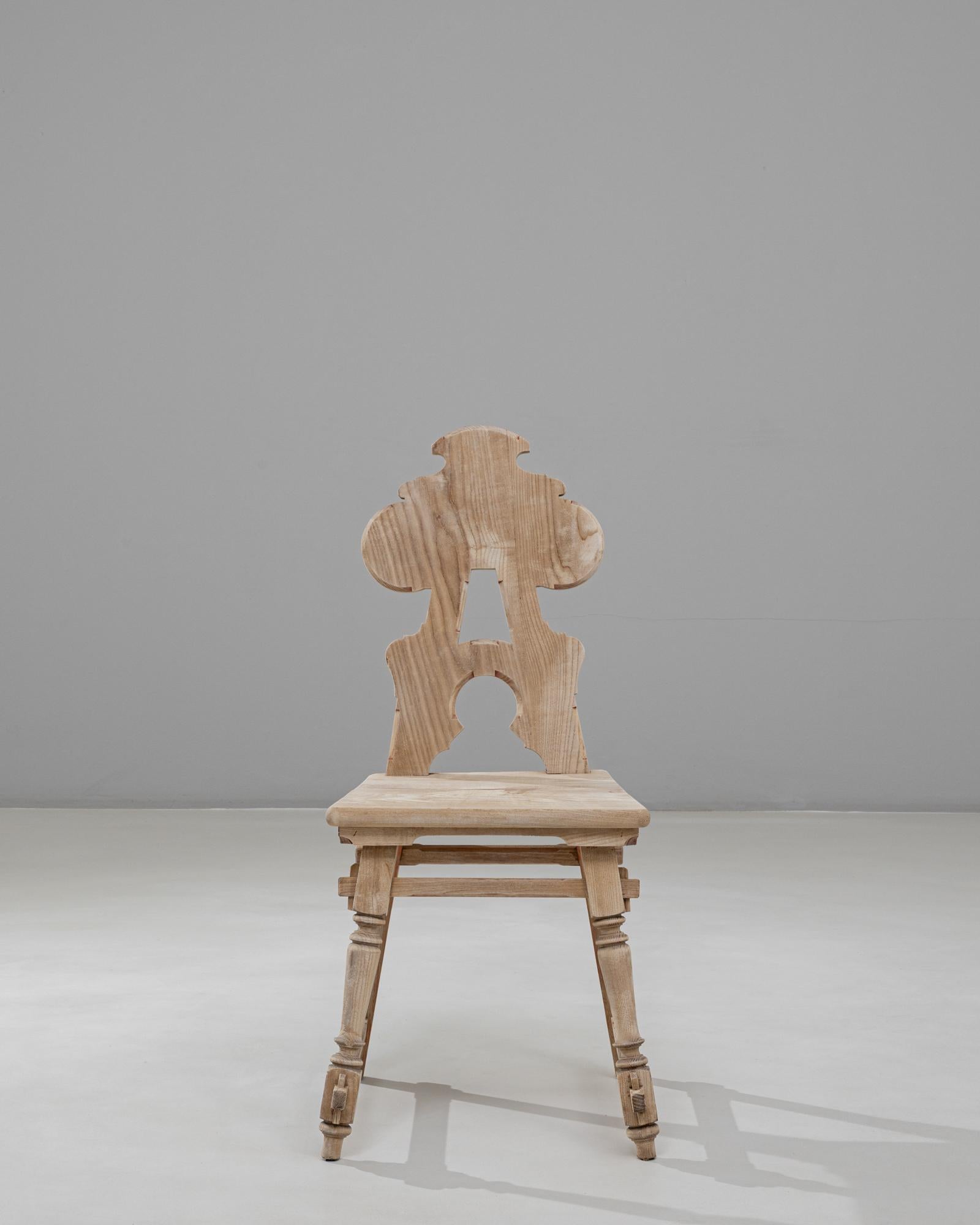 Dieser österreichische Tiroler Holzstuhl aus dem 20. Jahrhundert zeigt den charmanten rustikalen Charakter und die volkstümliche Handwerkskunst, die man mit alpinen Regionen verbindet. Er ist aus Massivholz mit einer natürlich verwitterten