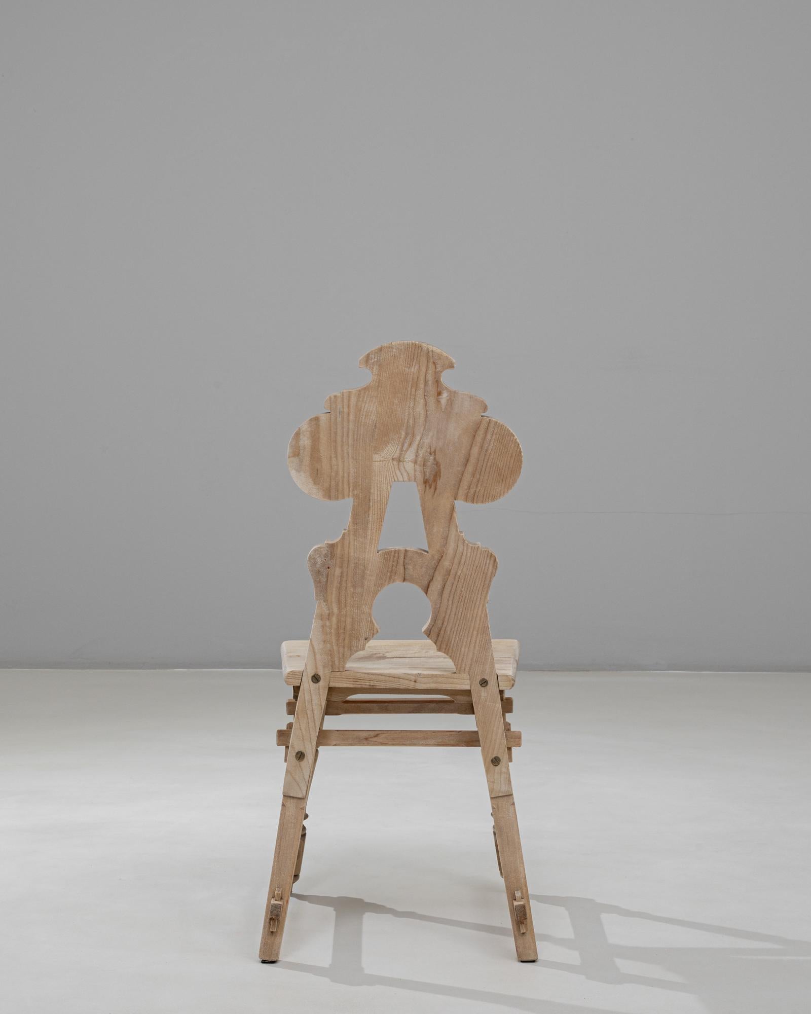 20. Jahrhundert Österreichischer Tiroler Holzstuhl mit Rückenlehne im Angebot 1