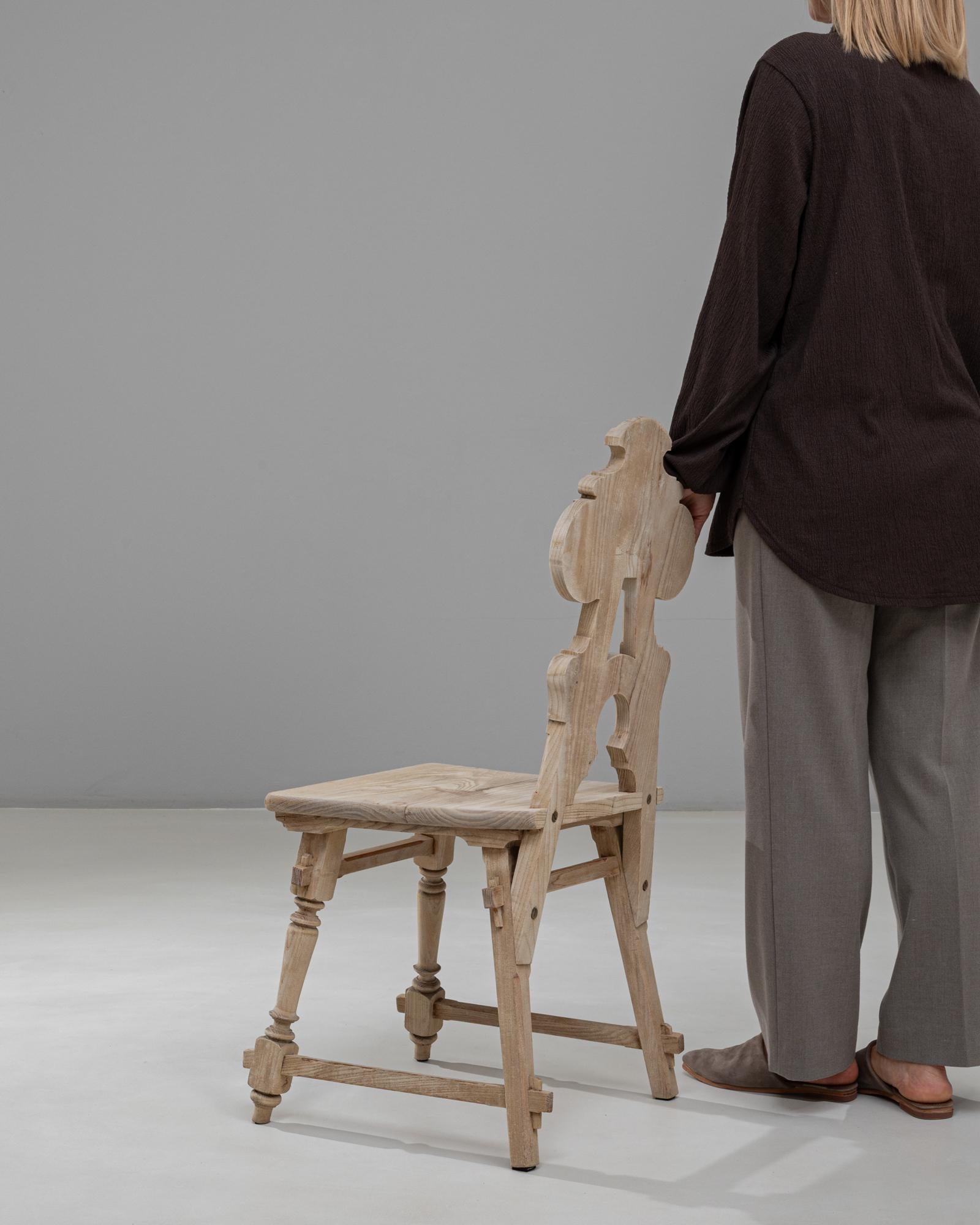 20. Jahrhundert Österreichischer Tiroler Holzstuhl mit Rückenlehne im Angebot 3