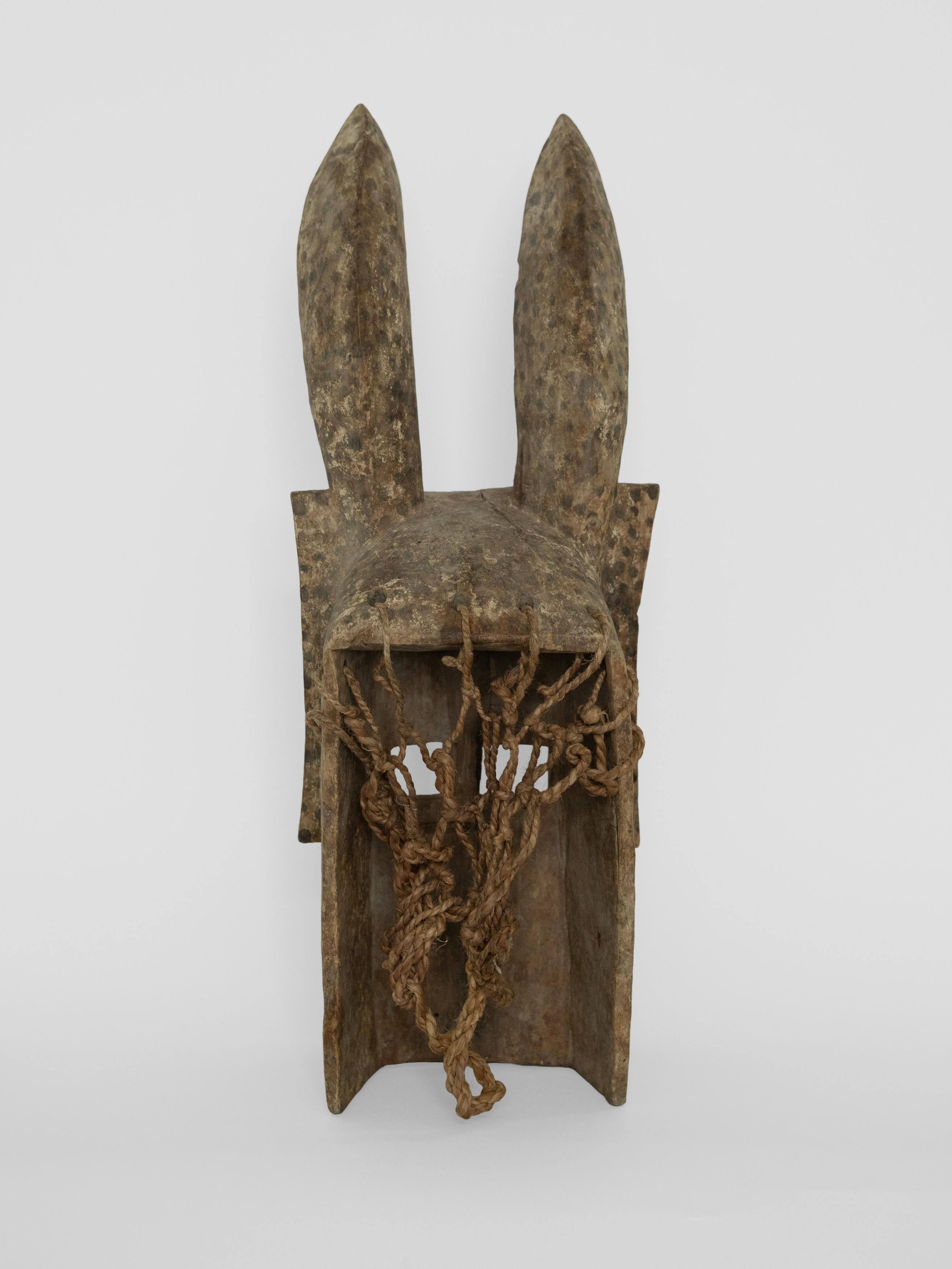 Sculpté à la main Authentique masque tribal africain de cérémonie du 20e siècle - Objects D'Art en vente