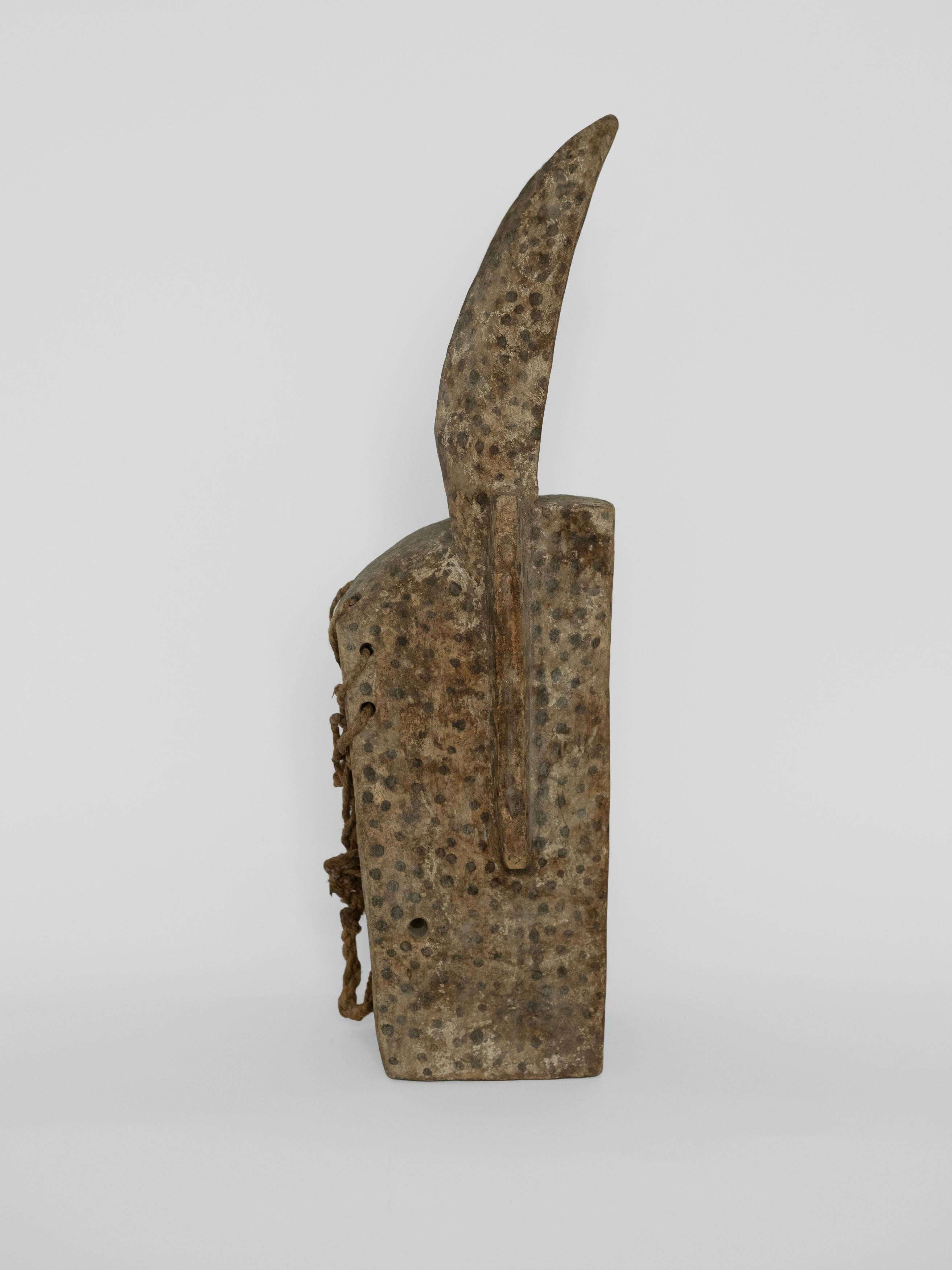 Bois Authentique masque tribal africain de cérémonie du 20e siècle - Objects D'Art en vente