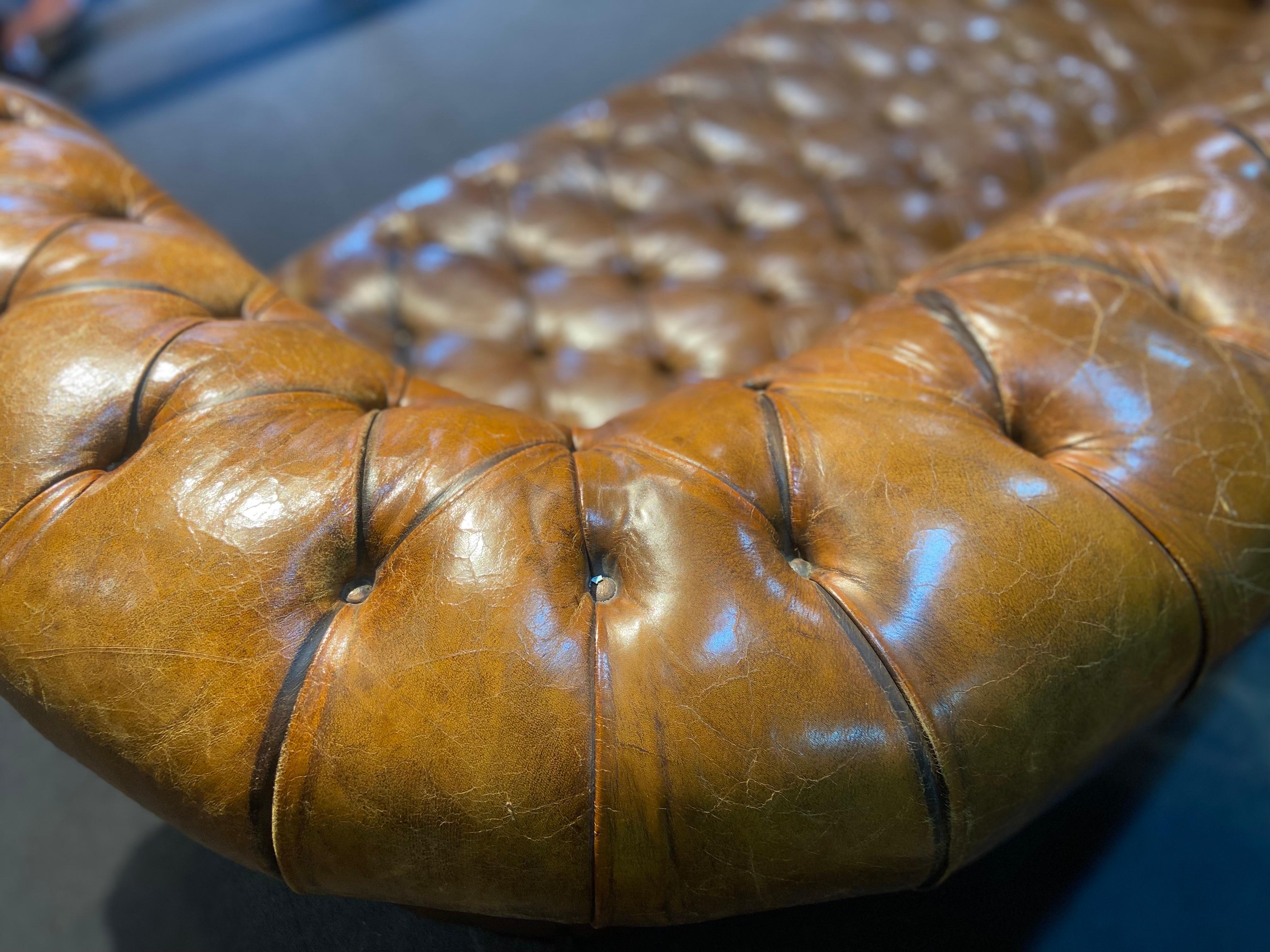 Authentique cuir marron sur roulettes Chesterfield du 20ème siècle fabriqué en Angleterre en vente 4