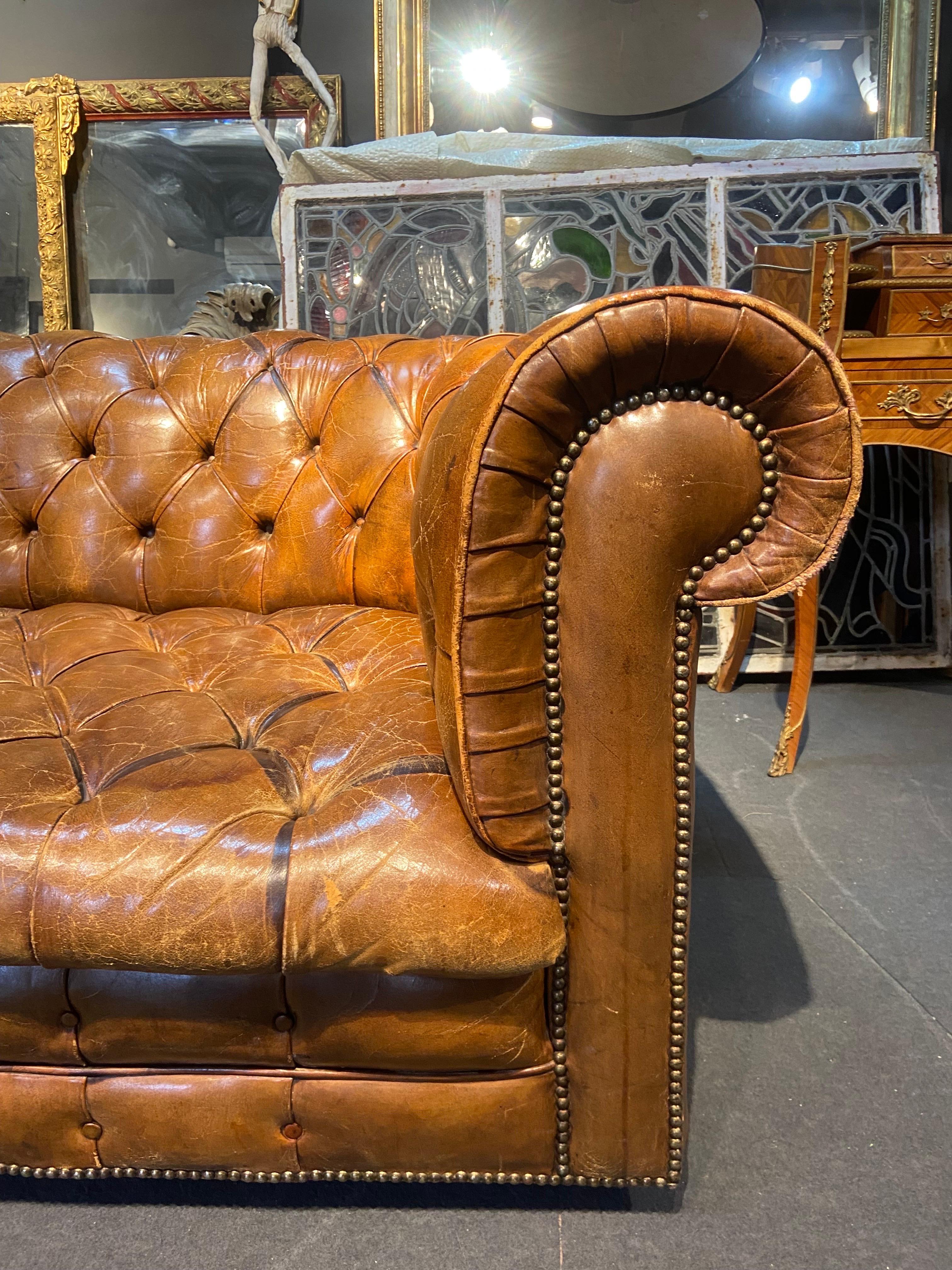 20ième siècle Authentique cuir marron sur roulettes Chesterfield du 20ème siècle fabriqué en Angleterre en vente