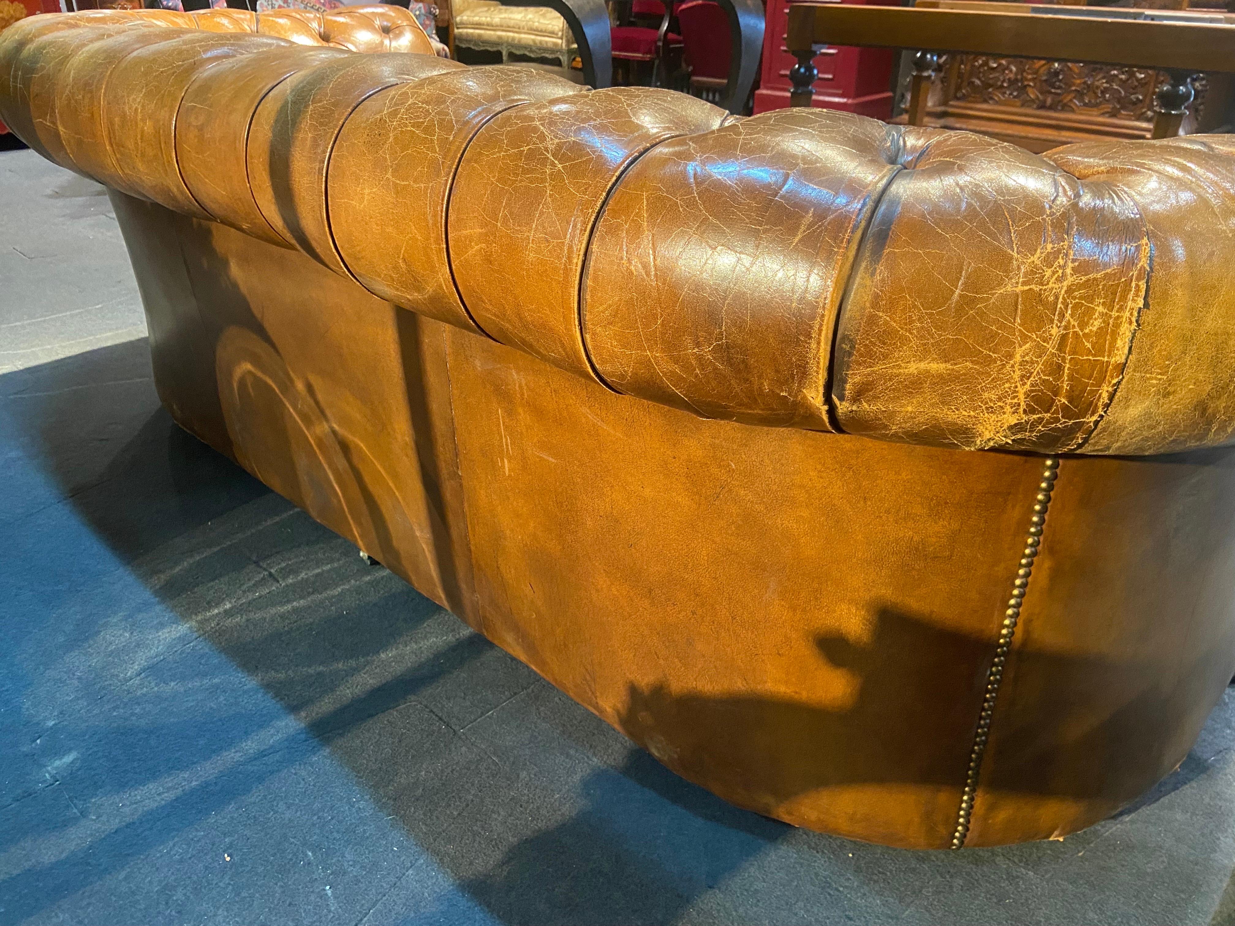 Authentique cuir marron sur roulettes Chesterfield du 20ème siècle fabriqué en Angleterre en vente 1