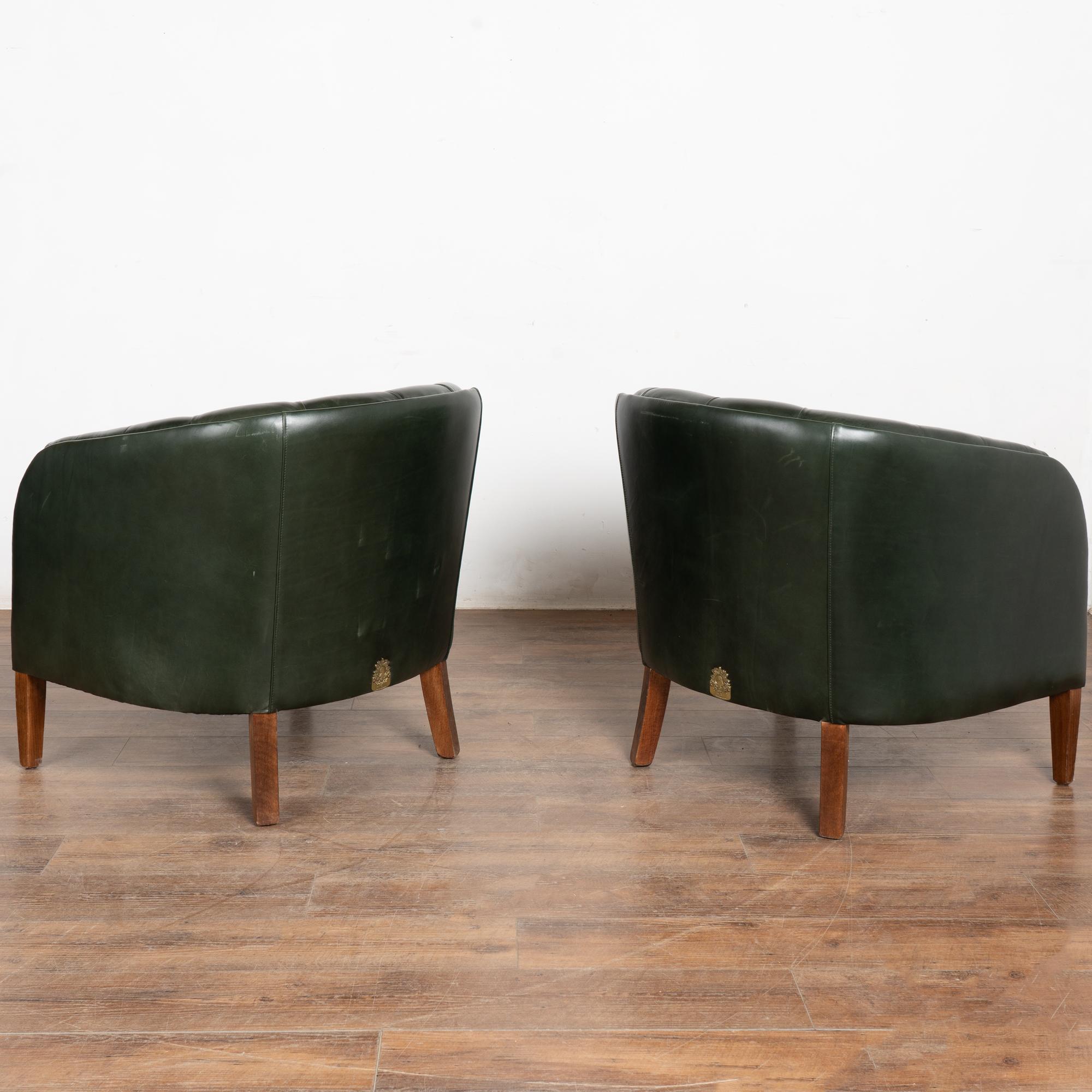 Autentiche sedie da club in pelle verde Chesterfield del XX secolo con marchio del produttore in vendita 6