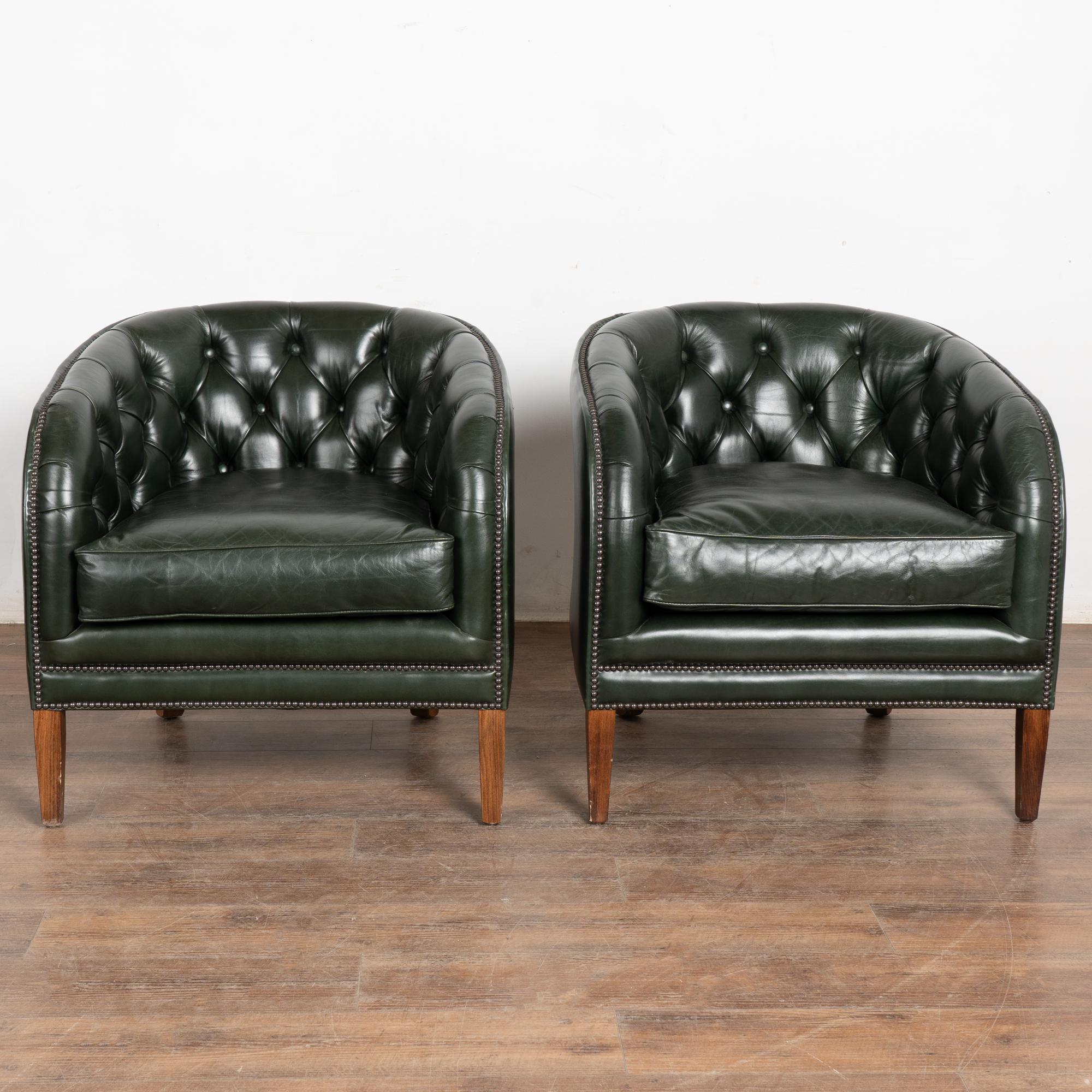 Inglese Autentiche sedie da club in pelle verde Chesterfield del XX secolo con marchio del produttore in vendita