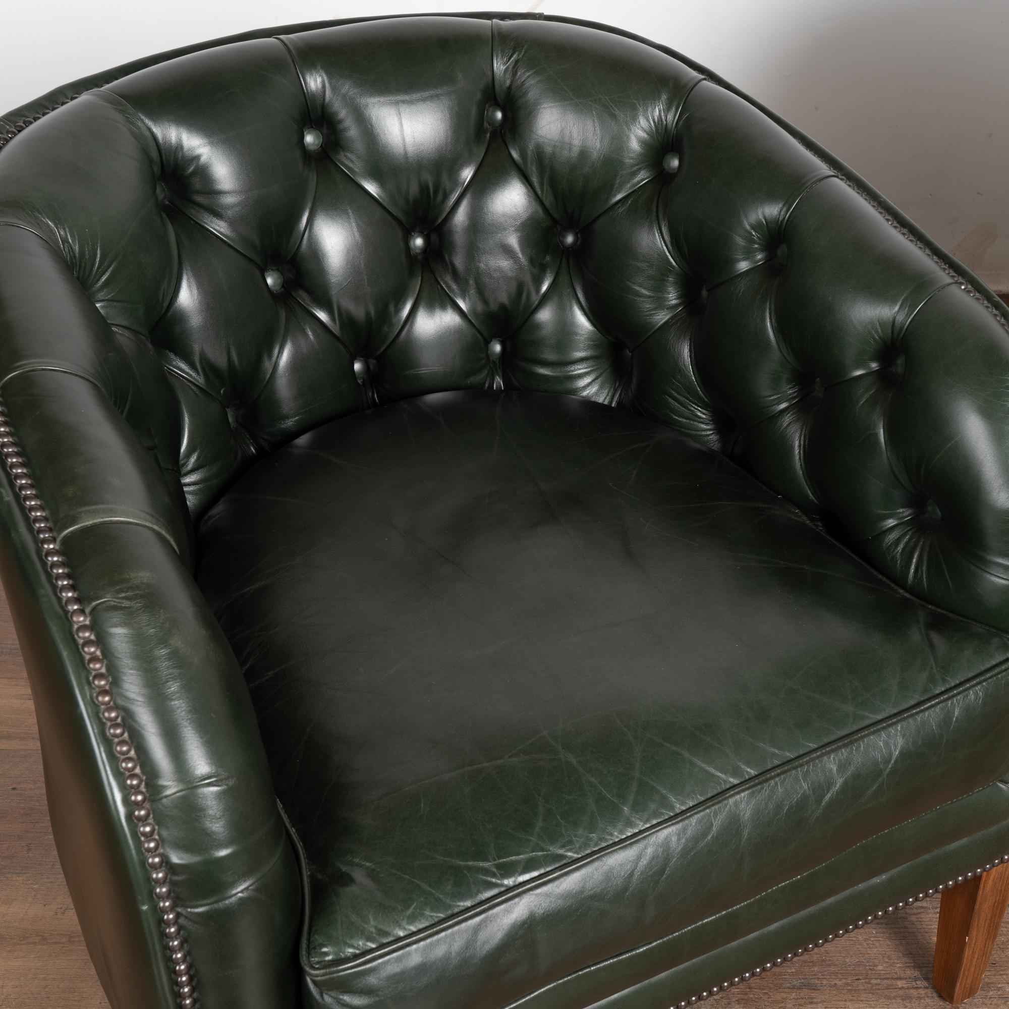 Pelle Autentiche sedie da club in pelle verde Chesterfield del XX secolo con marchio del produttore in vendita